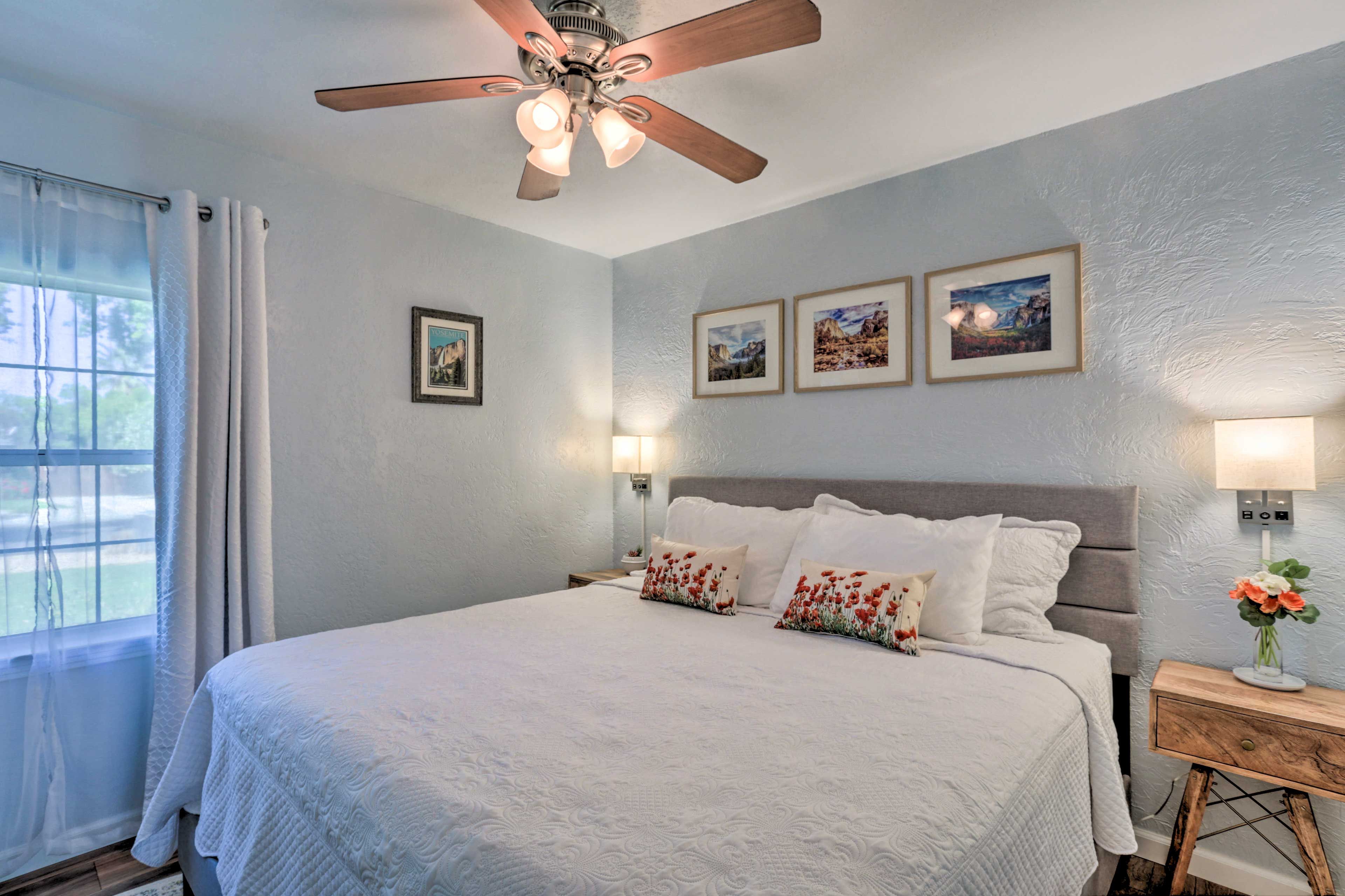 Bedroom | King Bed | Linens Provided