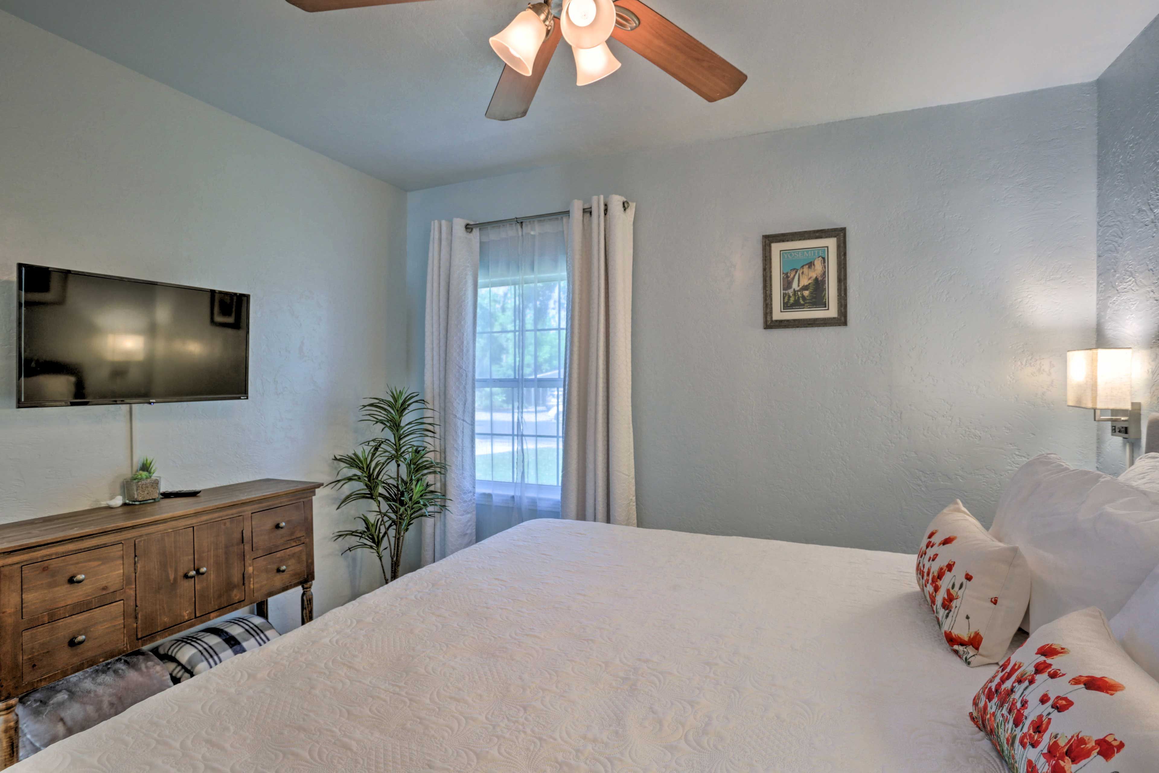 Bedroom | Smart TV (Prime, Netflix, Hulu, Disney+)