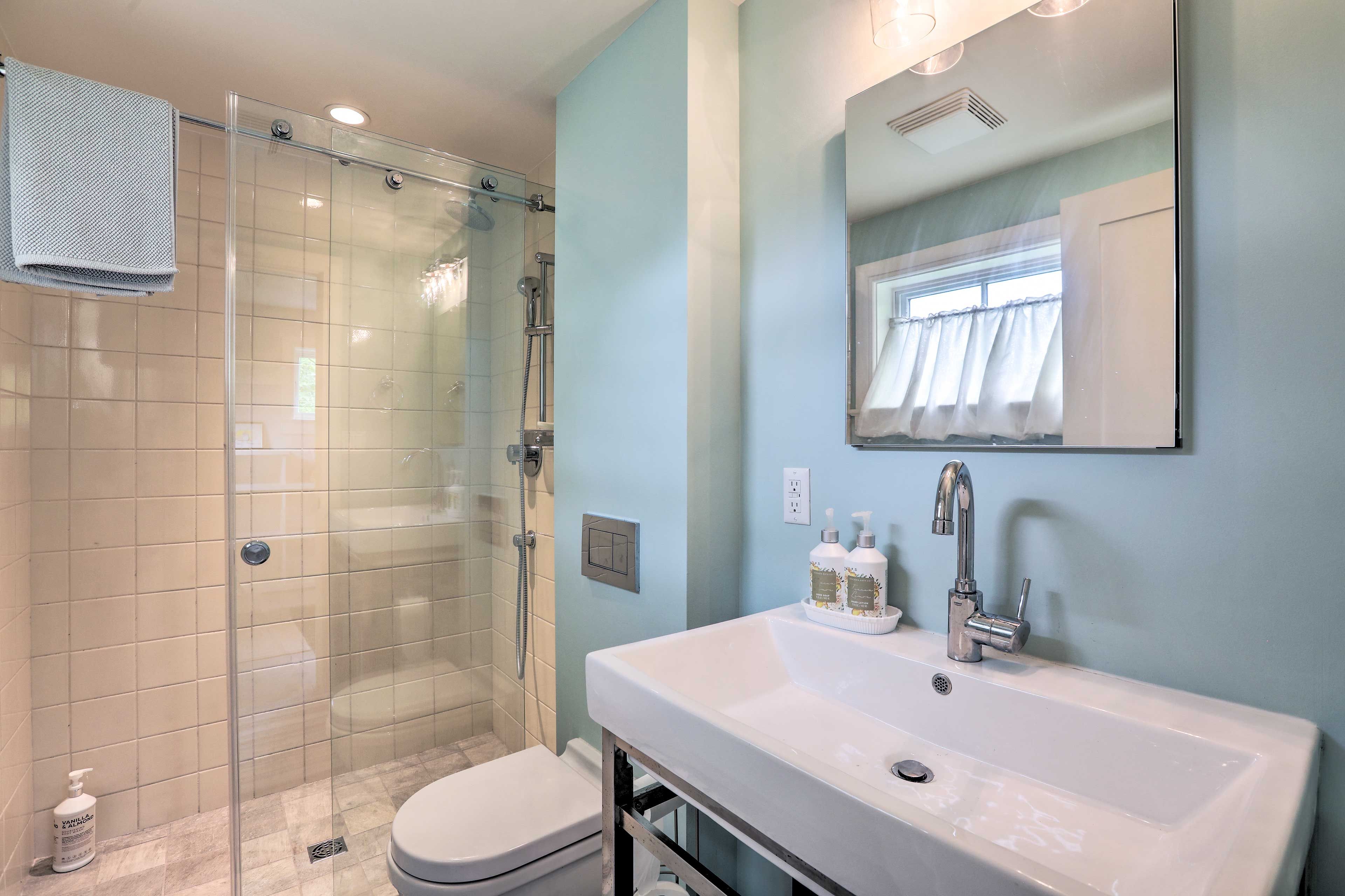 Full Bathroom | Towels Provided | Complimentary Toiletries