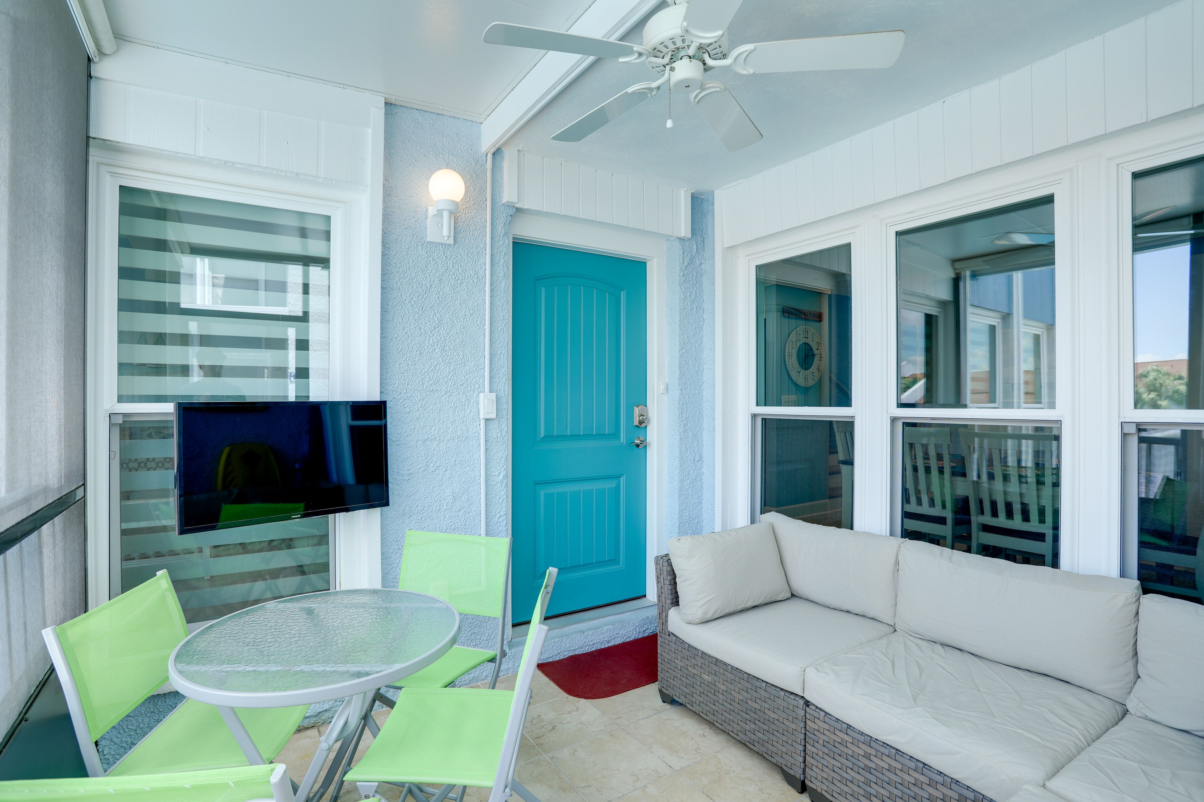Screened Balcony w/ Smart TV