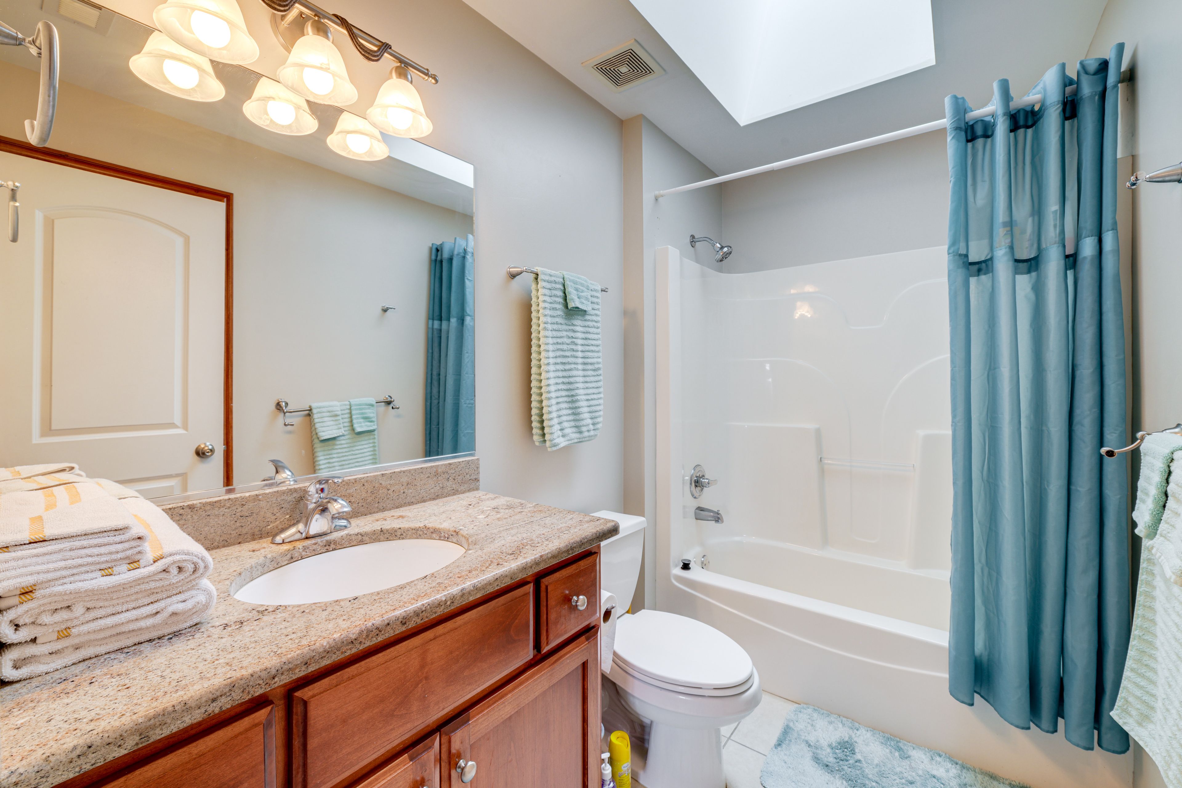 Full Bathroom | 2nd Floor | Towels Provided