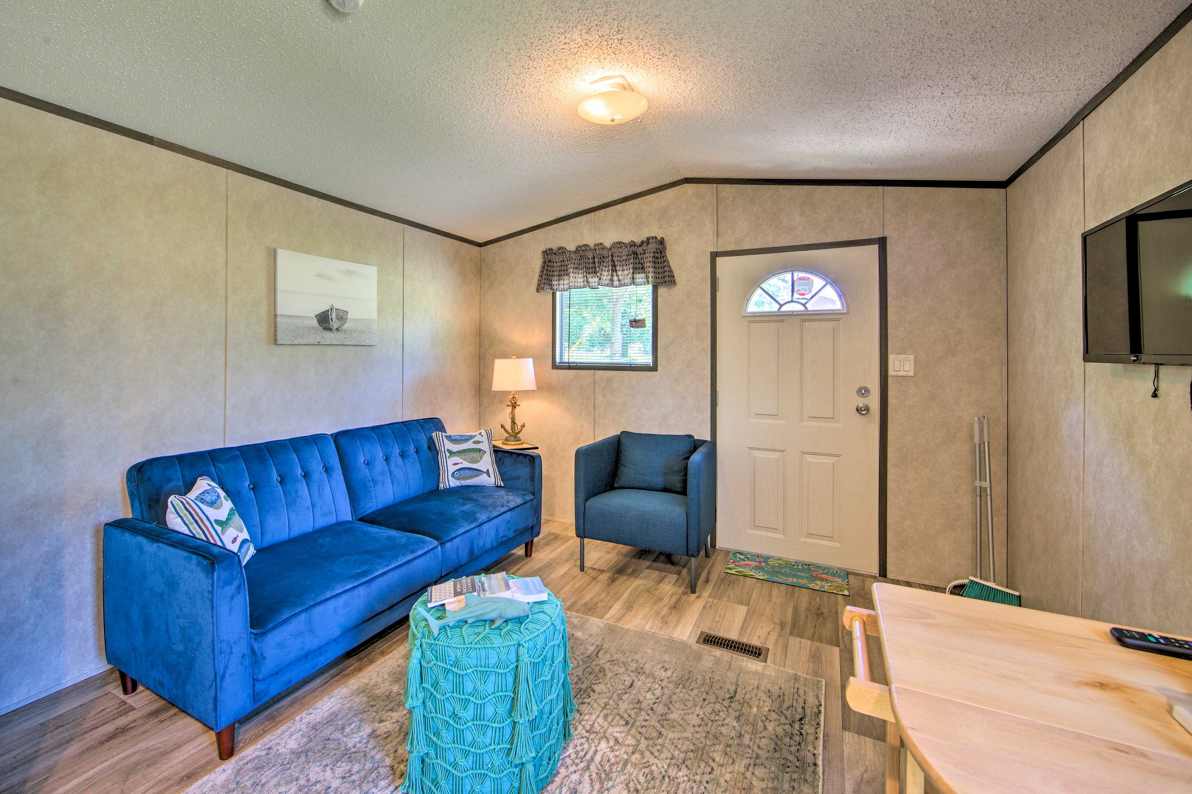 Living Room | Queen Sleeper Sofa | Smart TV
