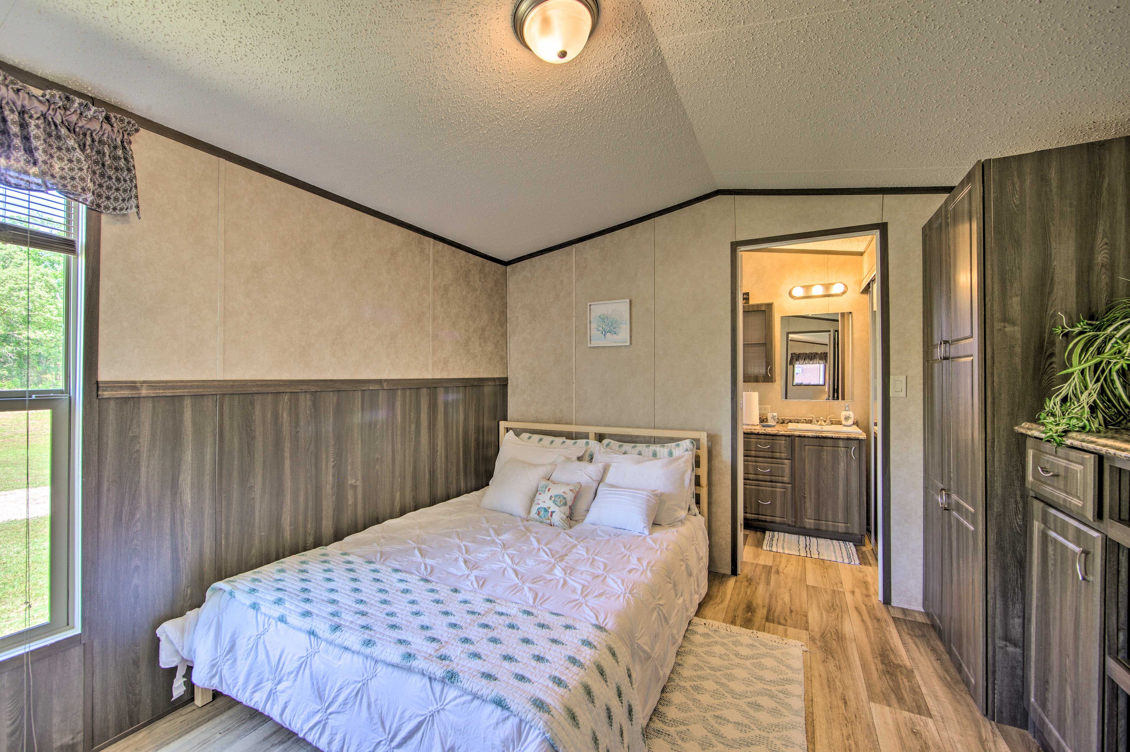 Bedroom | Queen Bed