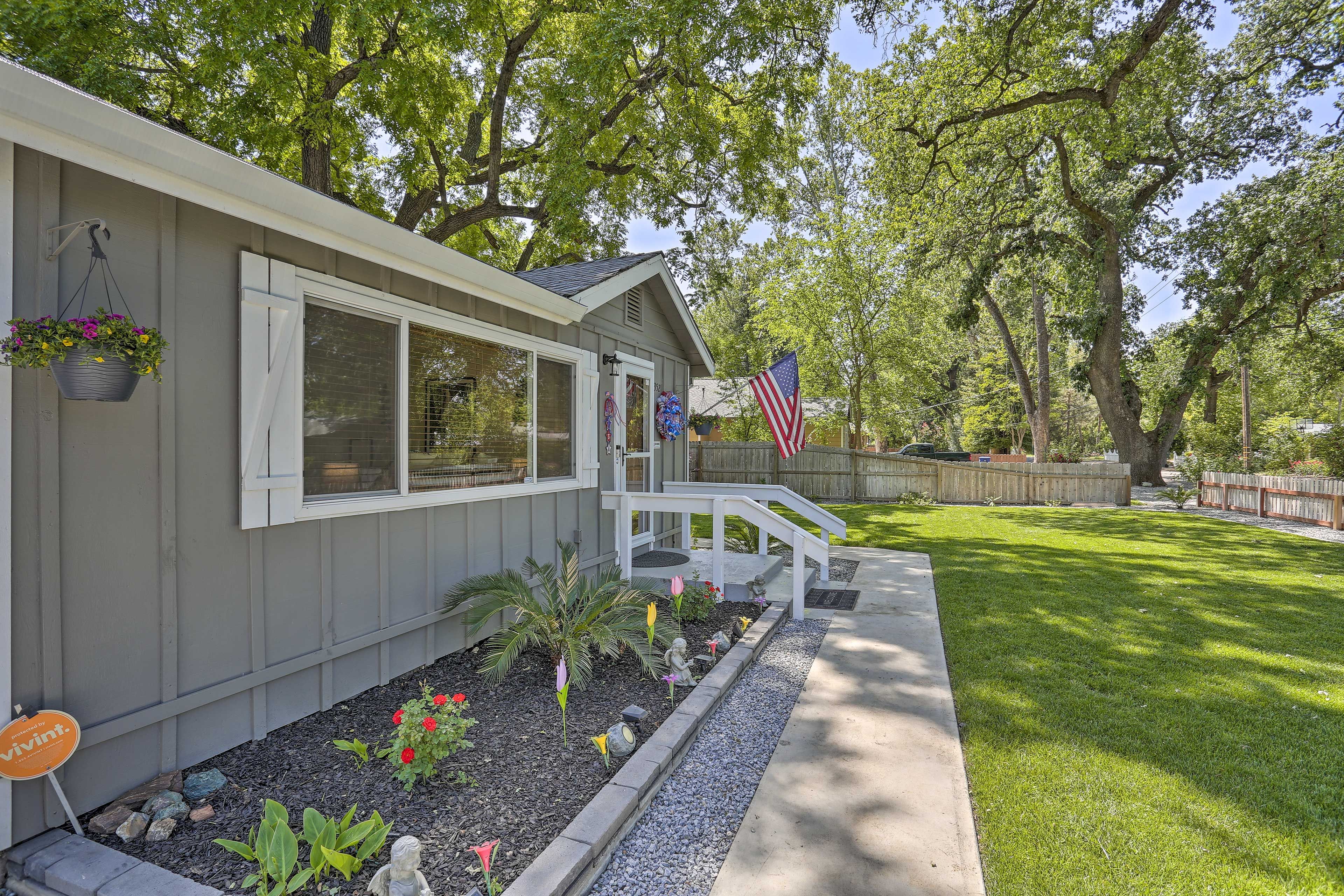 Redding Vacation Rental | 3BR | 2BA | 1,700 Sq Ft | 2 Steps Required