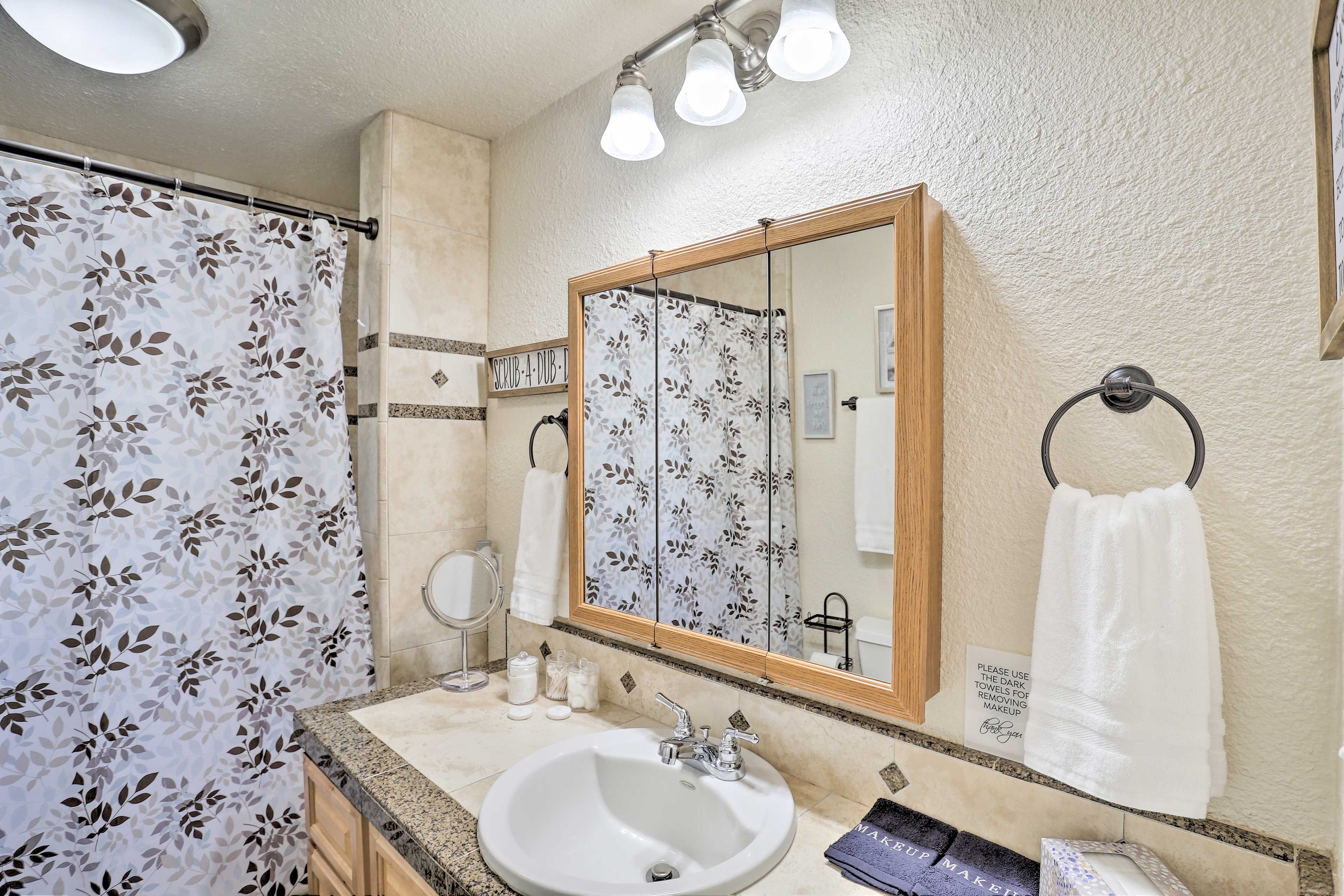 Full Bathroom | Complimentary Toiletries