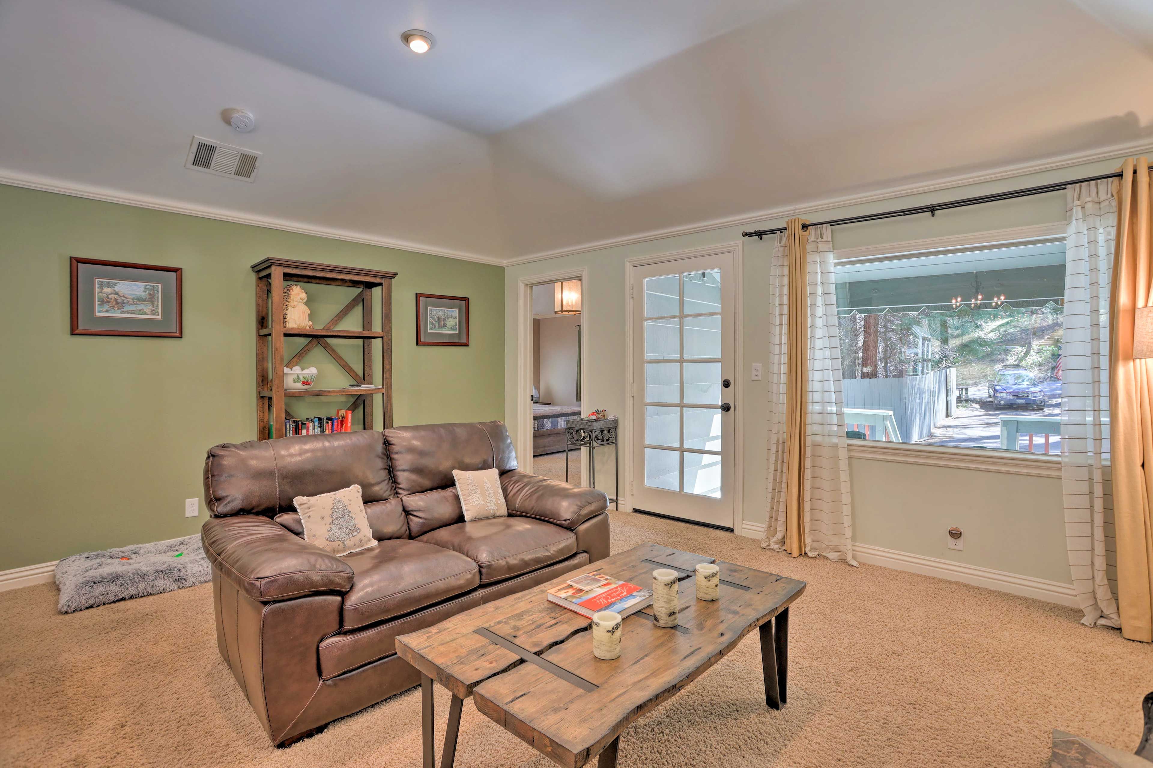 Living Room | Smart TV | Board Games