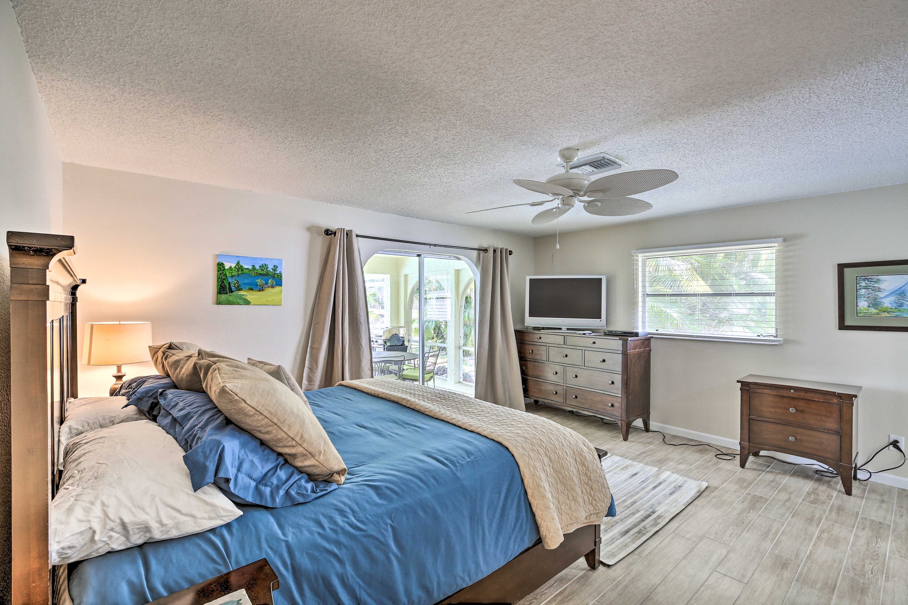 Bedroom 1 | Smart TV | Lanai Access
