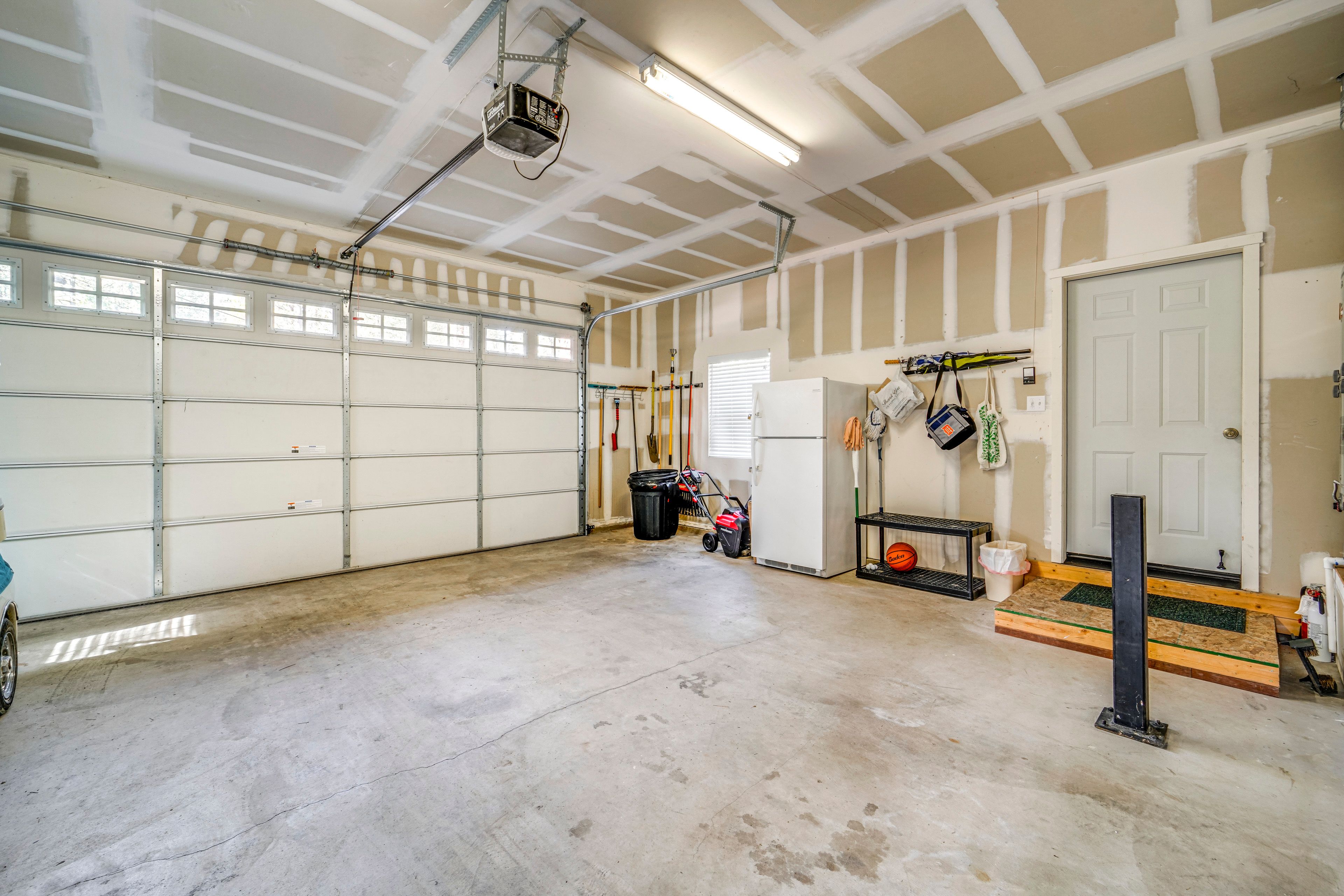 Parking | Driveway (3 Vehicles) | Garage (1 Vehicle)