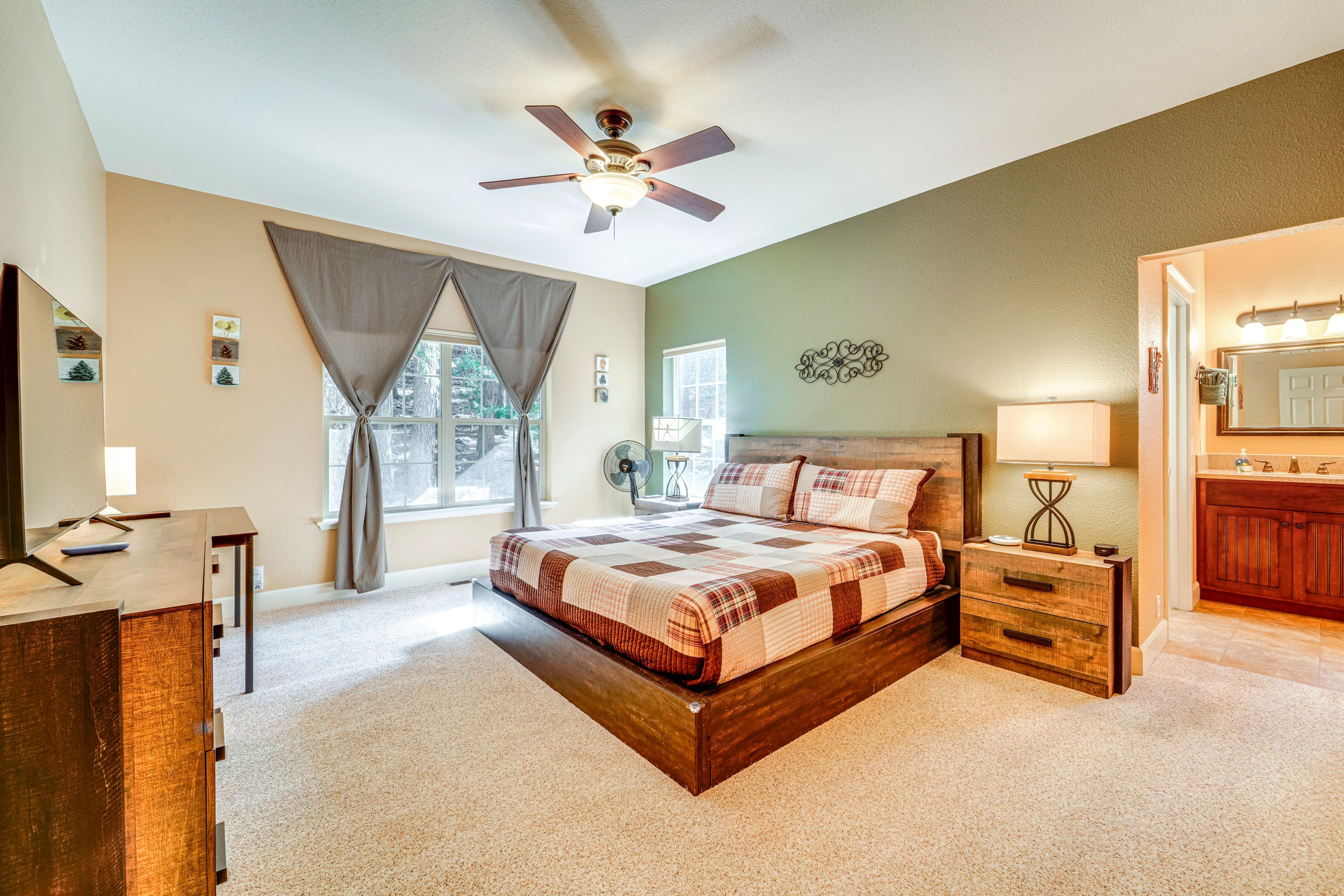 Bedroom 1 | King Bed | 1st Floor