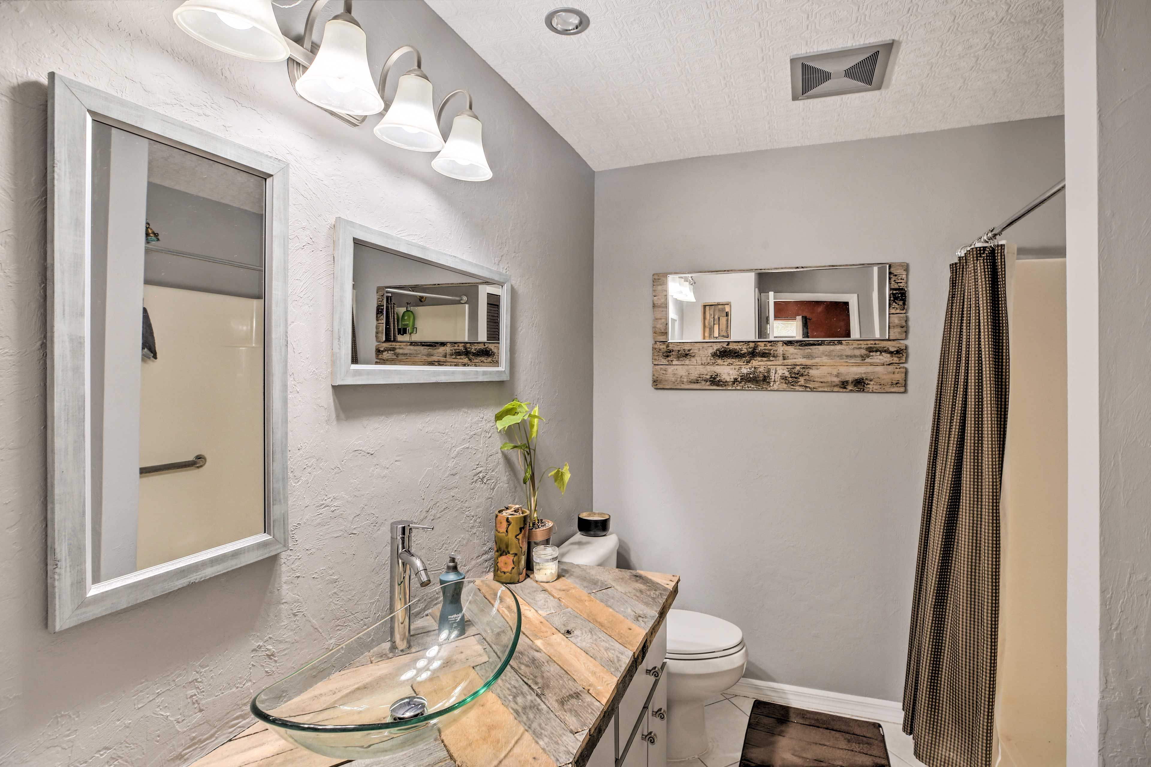 En-Suite Bathroom | Towels Provided