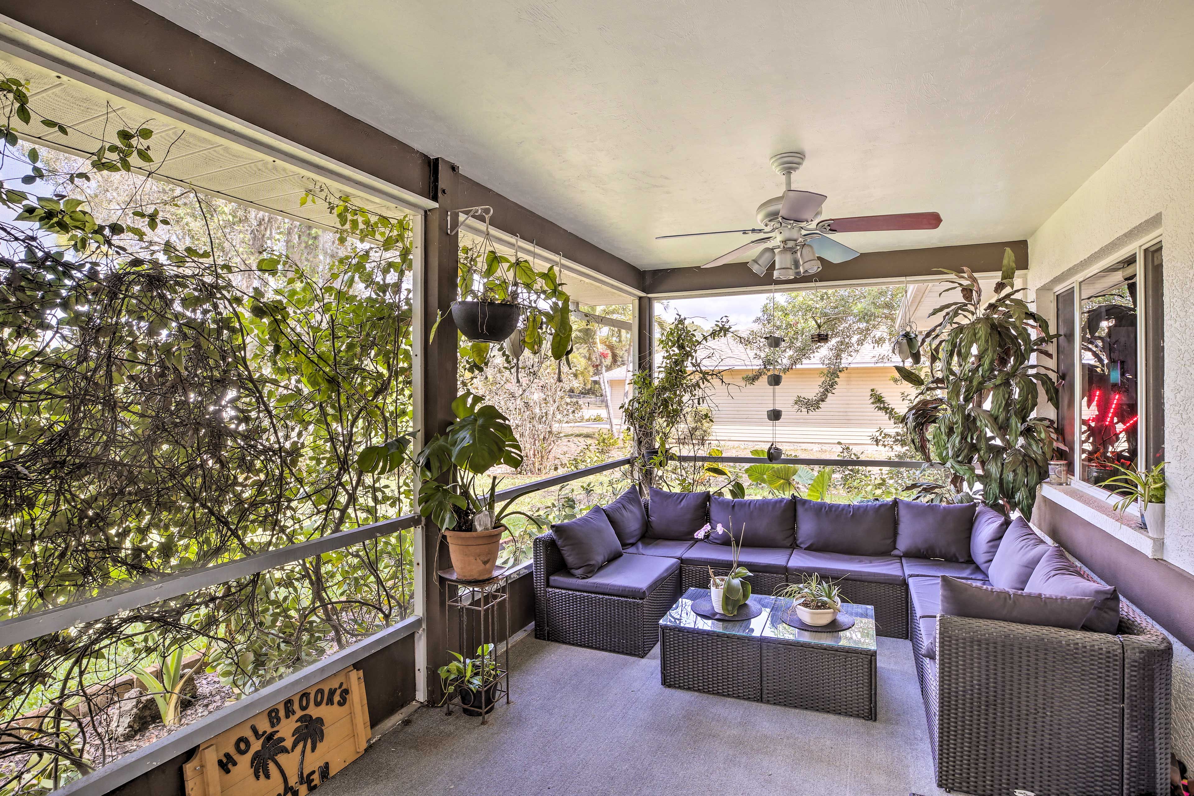 Screened Lanai | Fire Pit | Beach Chairs