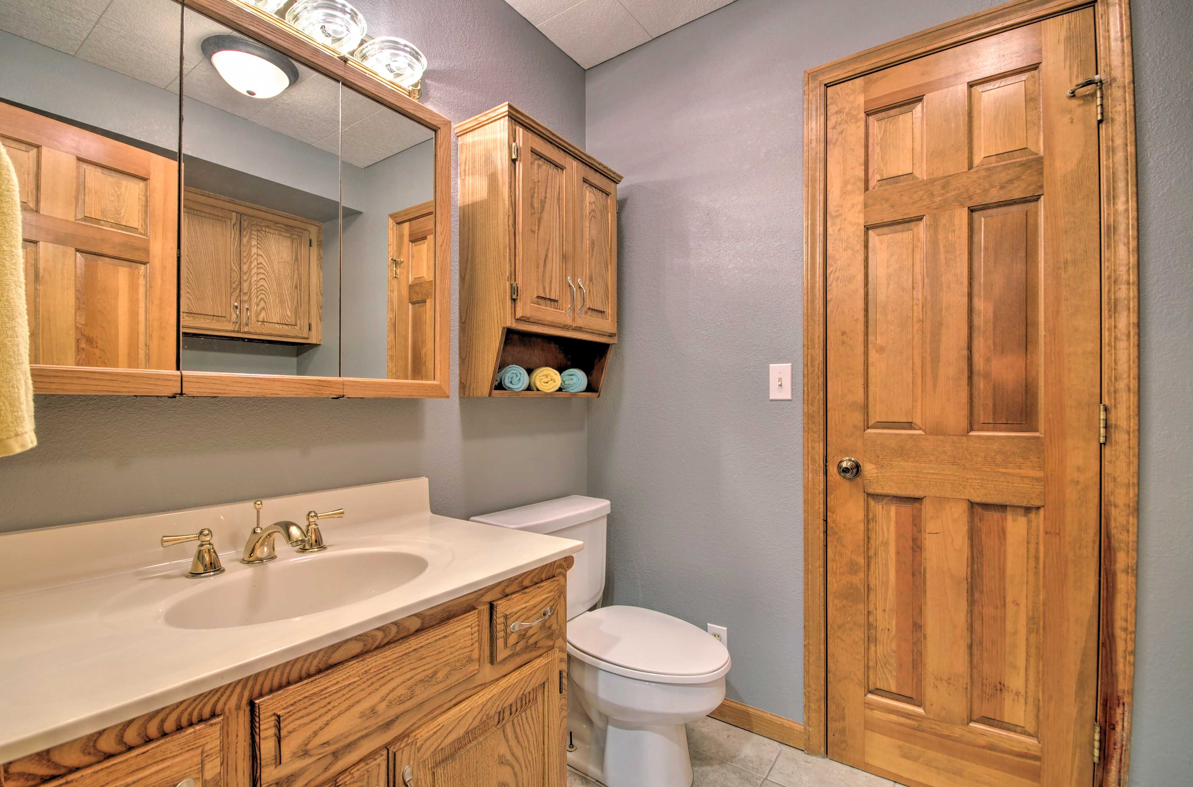 Half Bathroom | 2nd Floor | Towels Provided
