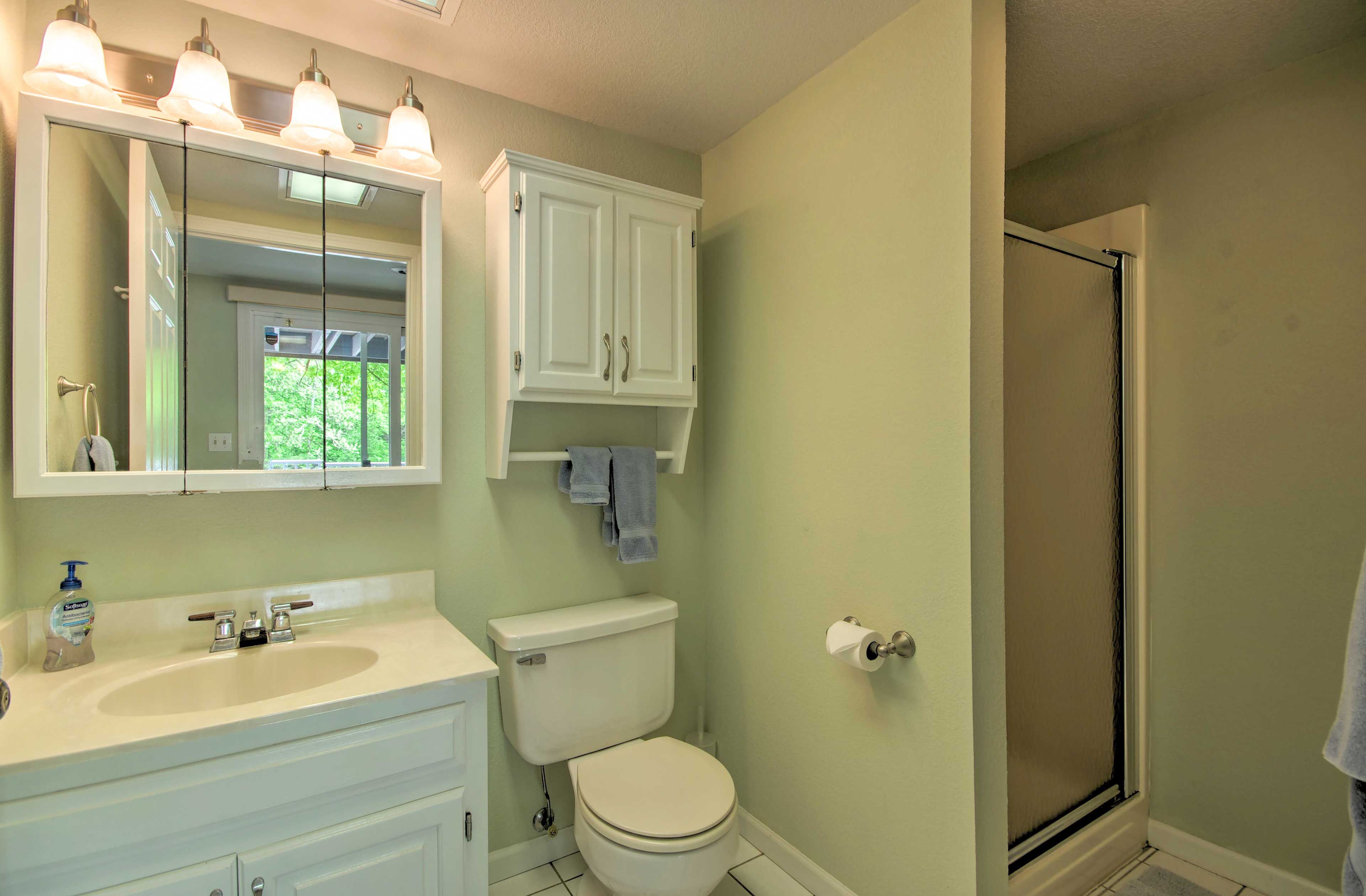 Full Bathroom | 1st Floor | Shampoo Provided