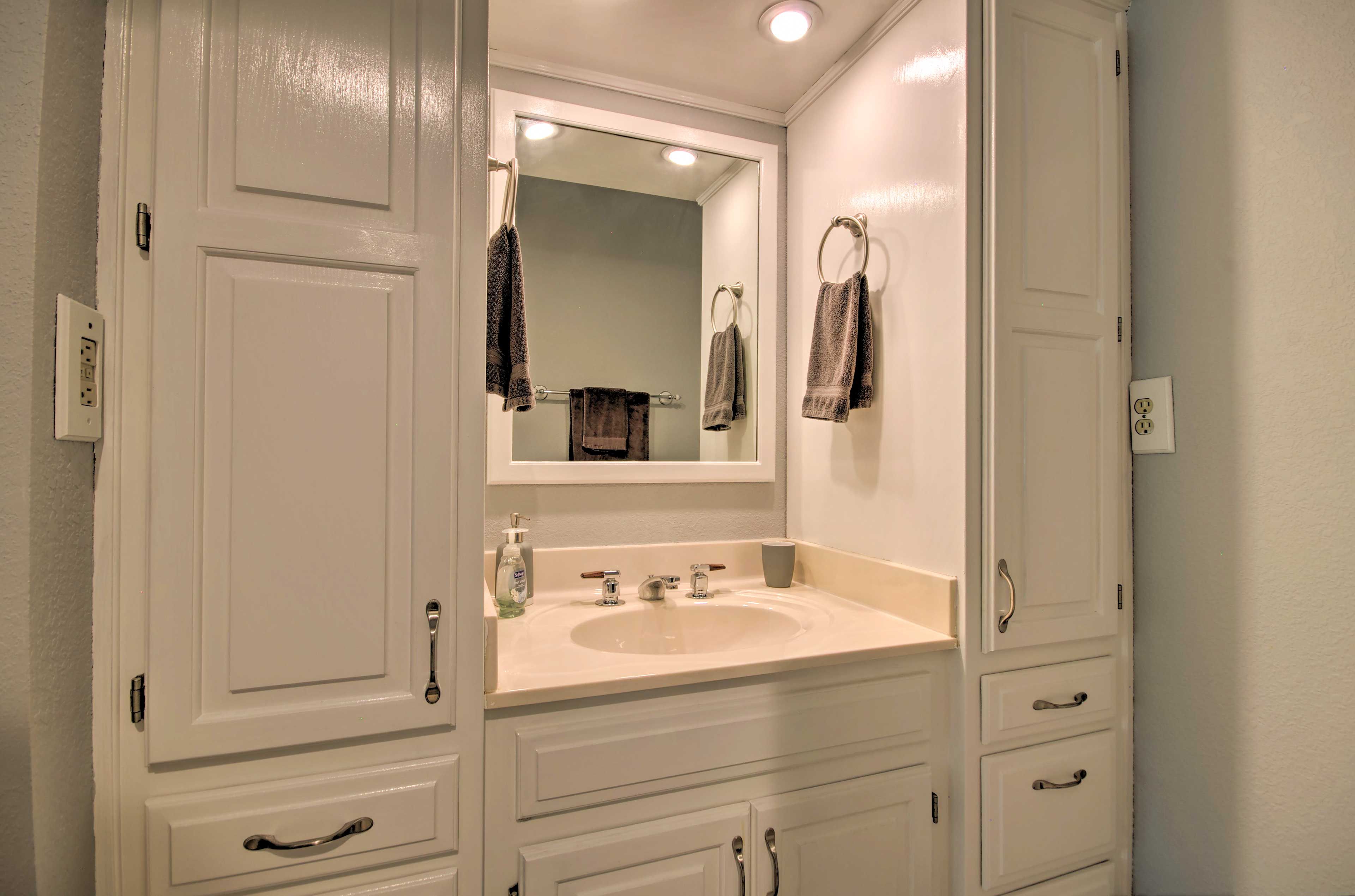 Full Bathroom | 3rd Floor | Complimentary Toiletries