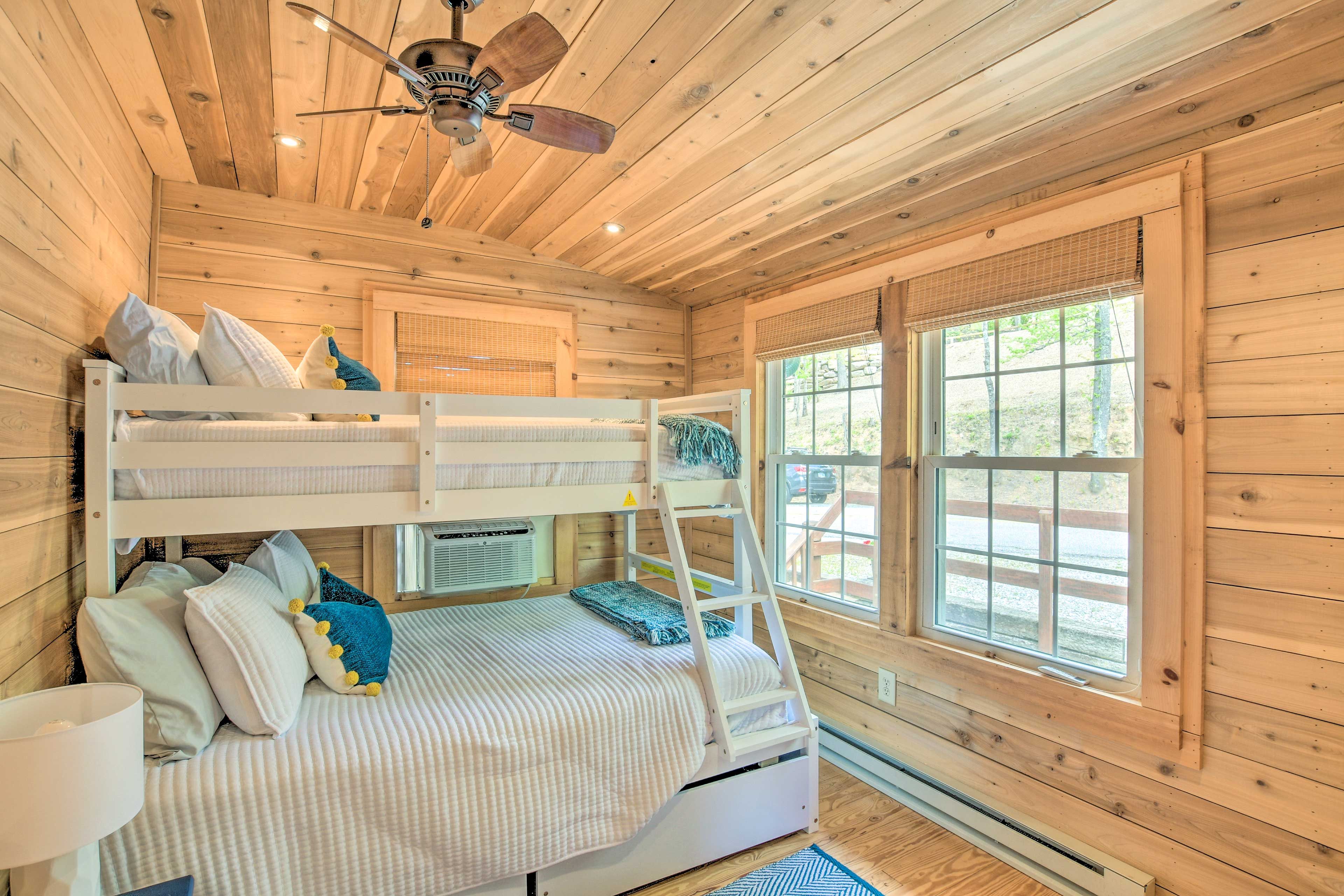 Bedroom 2 | Twin/Full Bunk Bed
