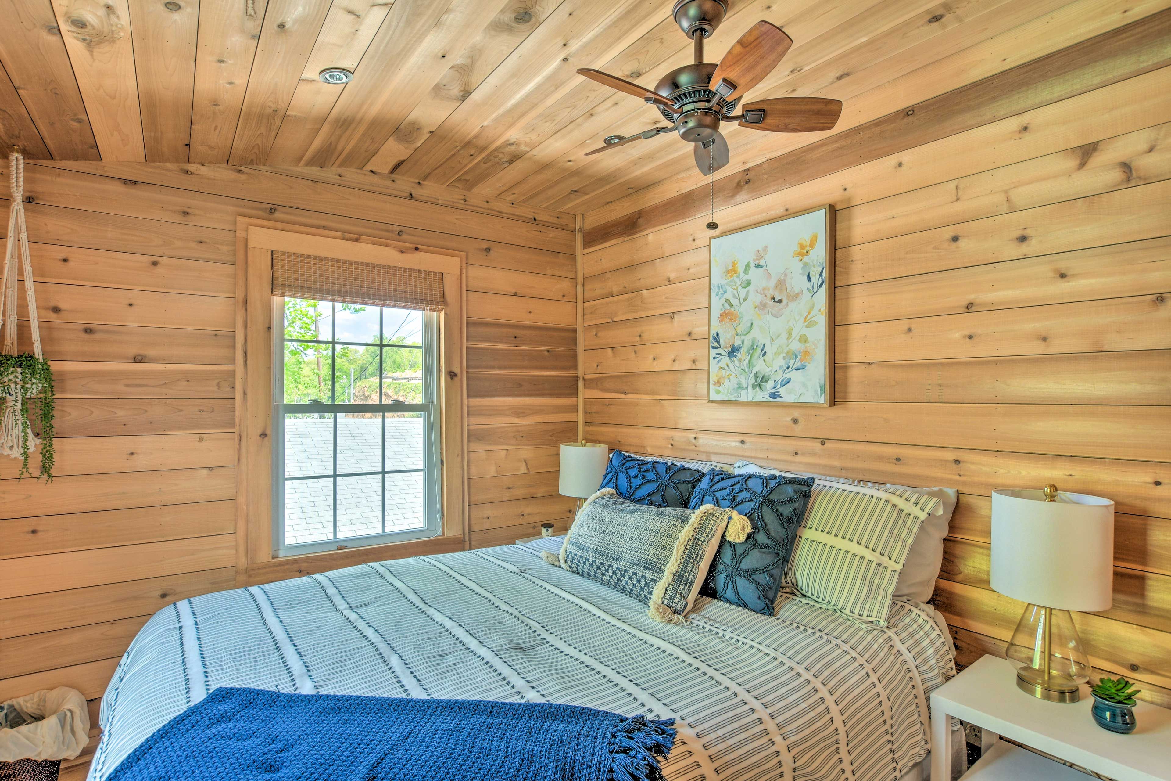 Bedroom 1 | Queen Bed