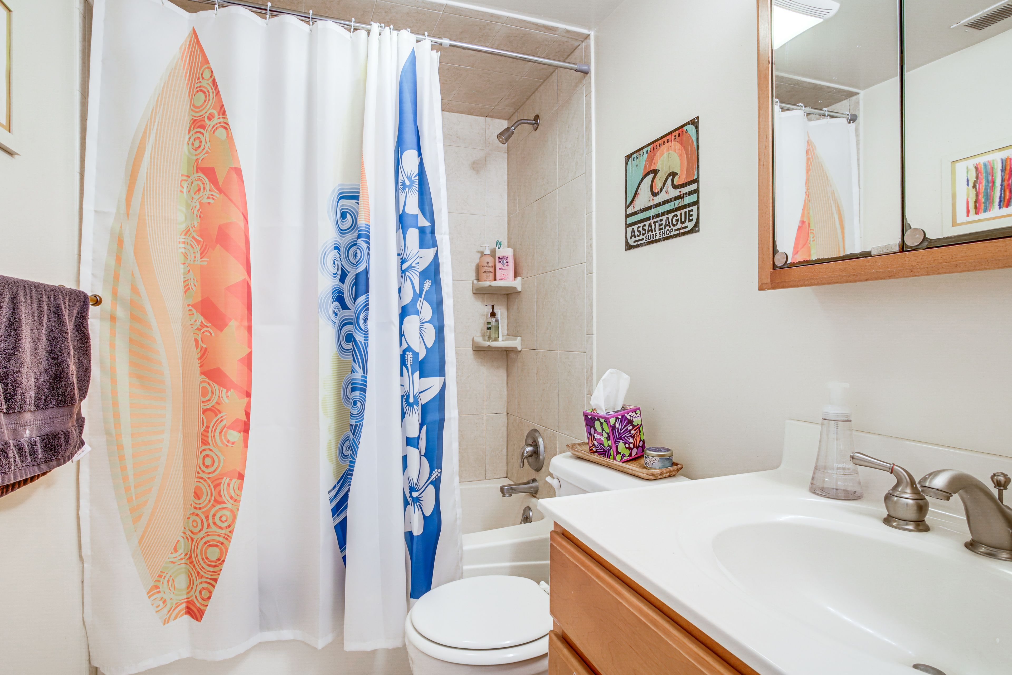 Full Bathroom | Towels Provided | 2nd Floor