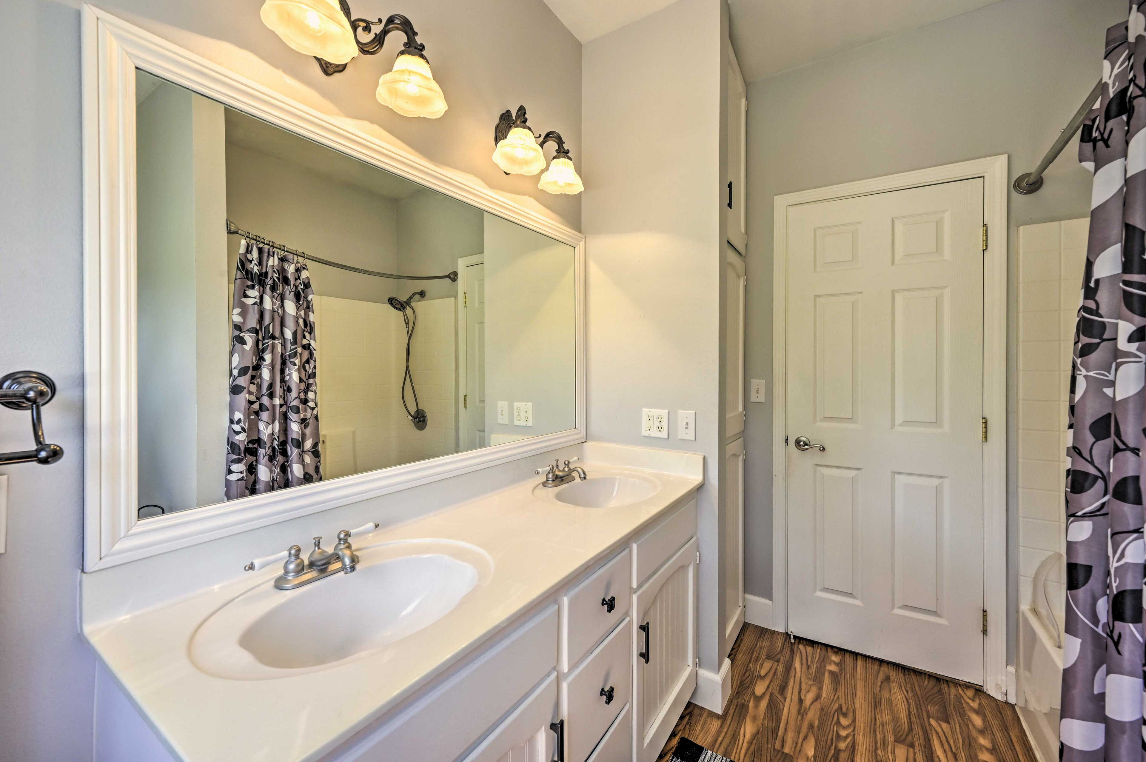 Full Bathroom | Complimentary Toiletries | 1st Floor