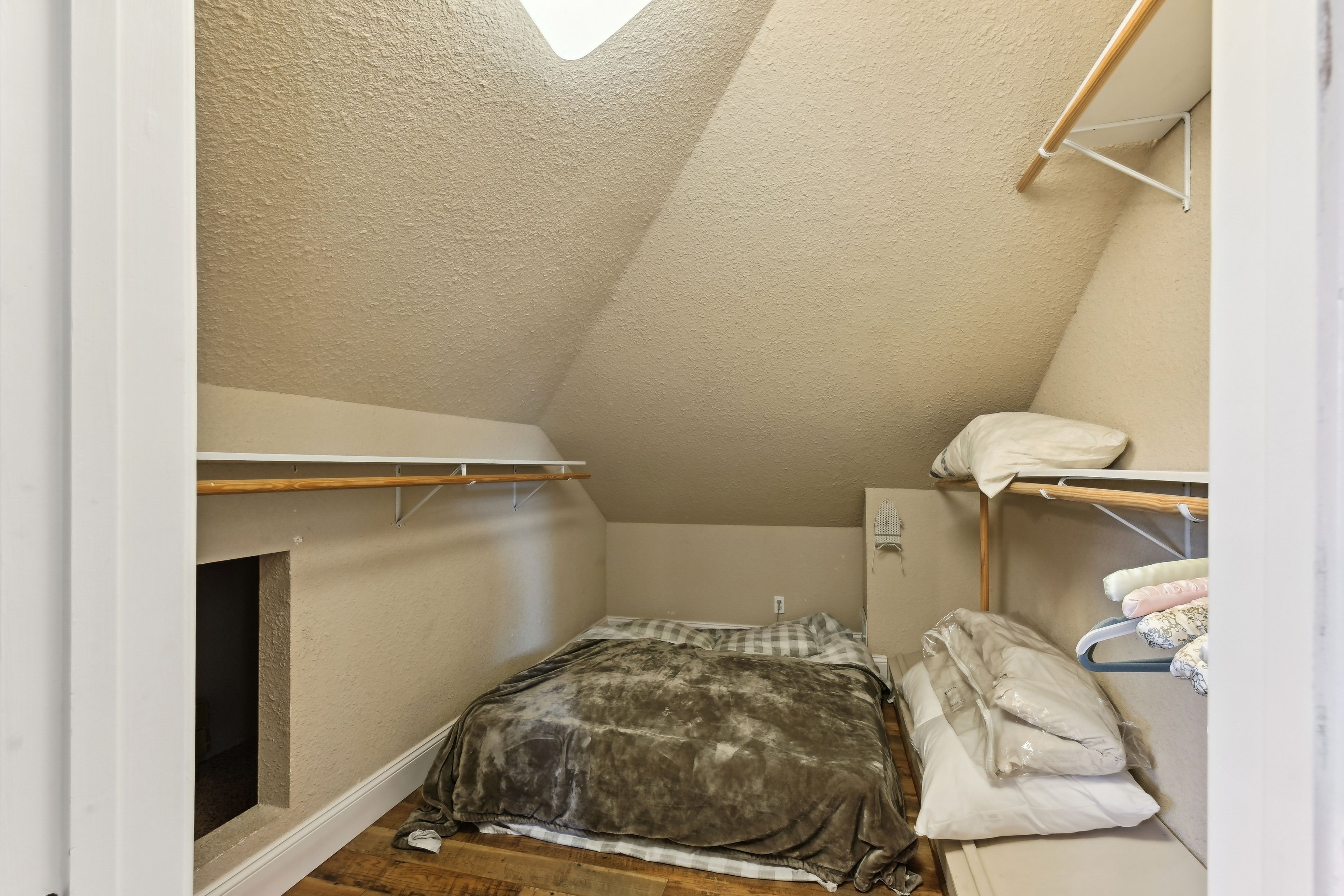 Walk-In Closet | Movable Air Mattress