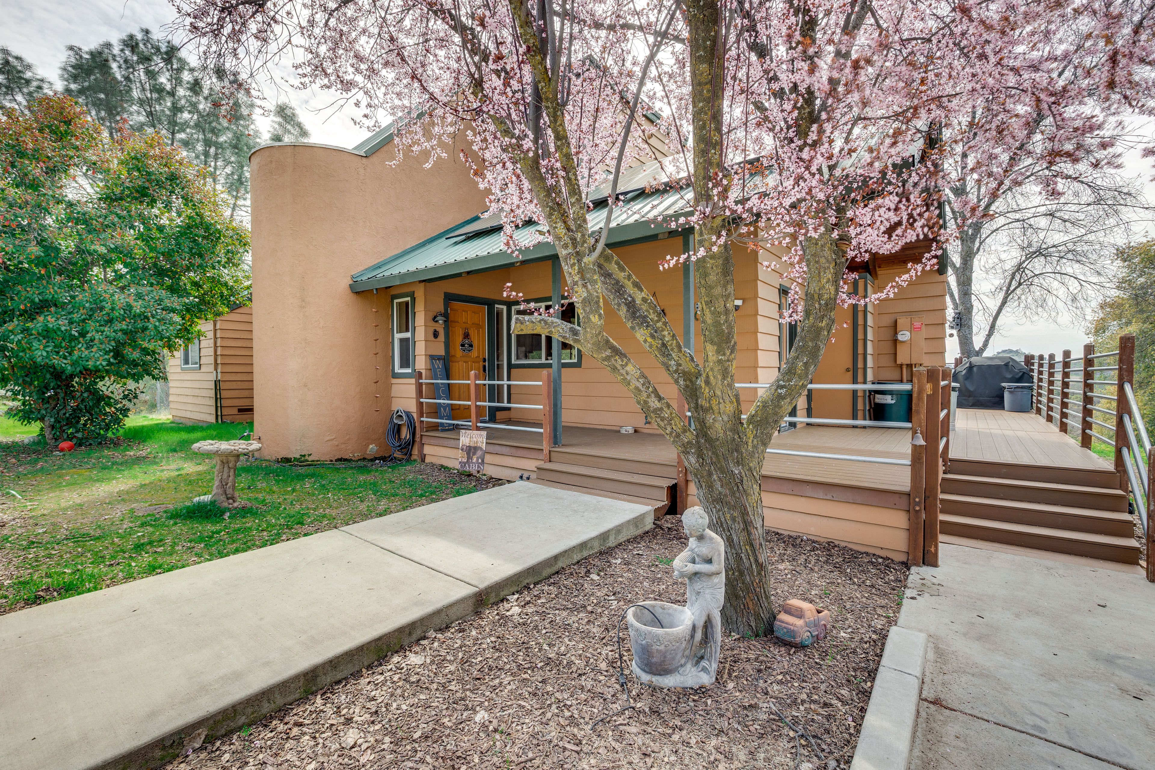 House Exterior | Driveway Parking (8 Vehicles) | RV/Trailer Parking