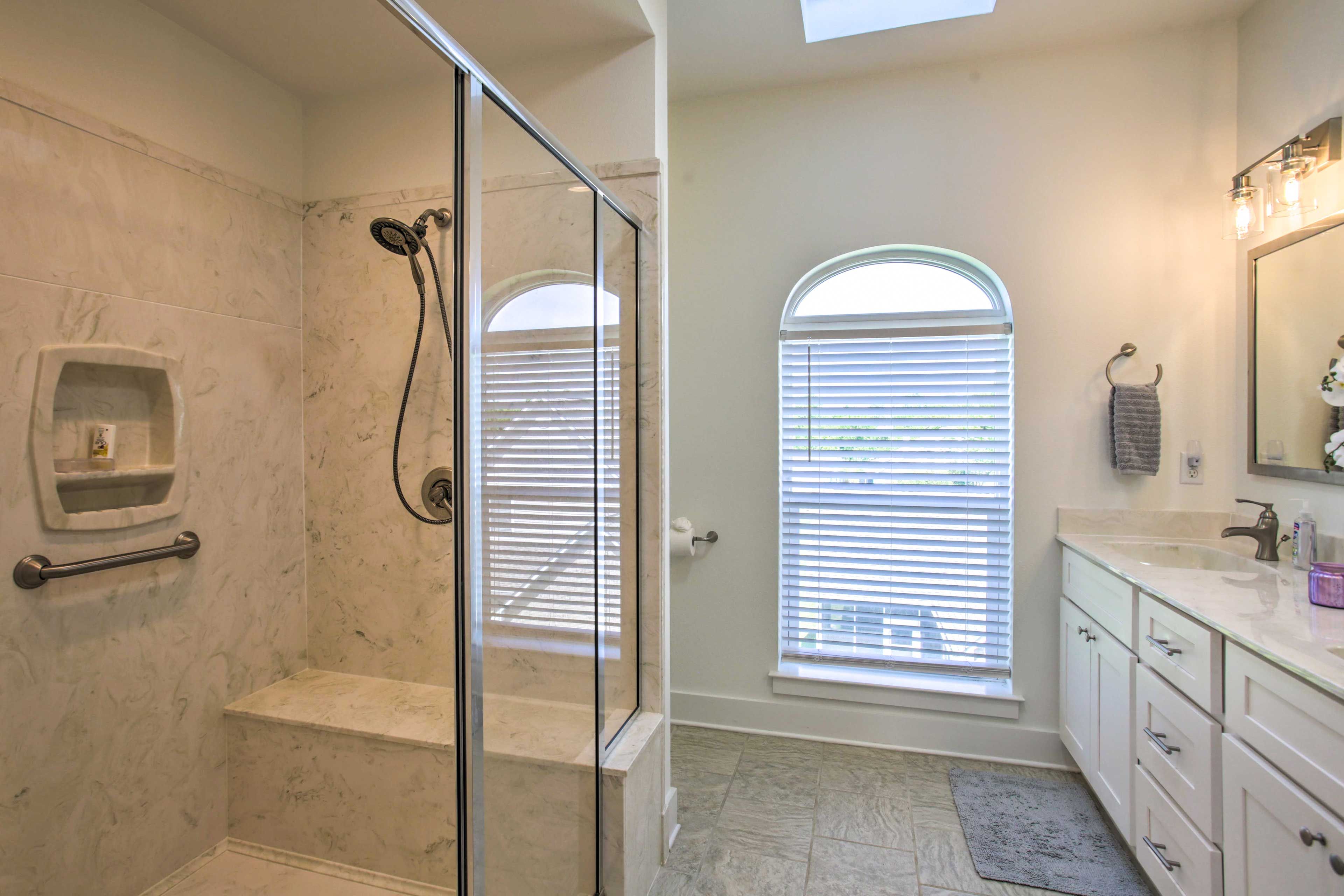 Full Bathroom | Linens & Towels | Complimentary Toiletries | Hair Dryer