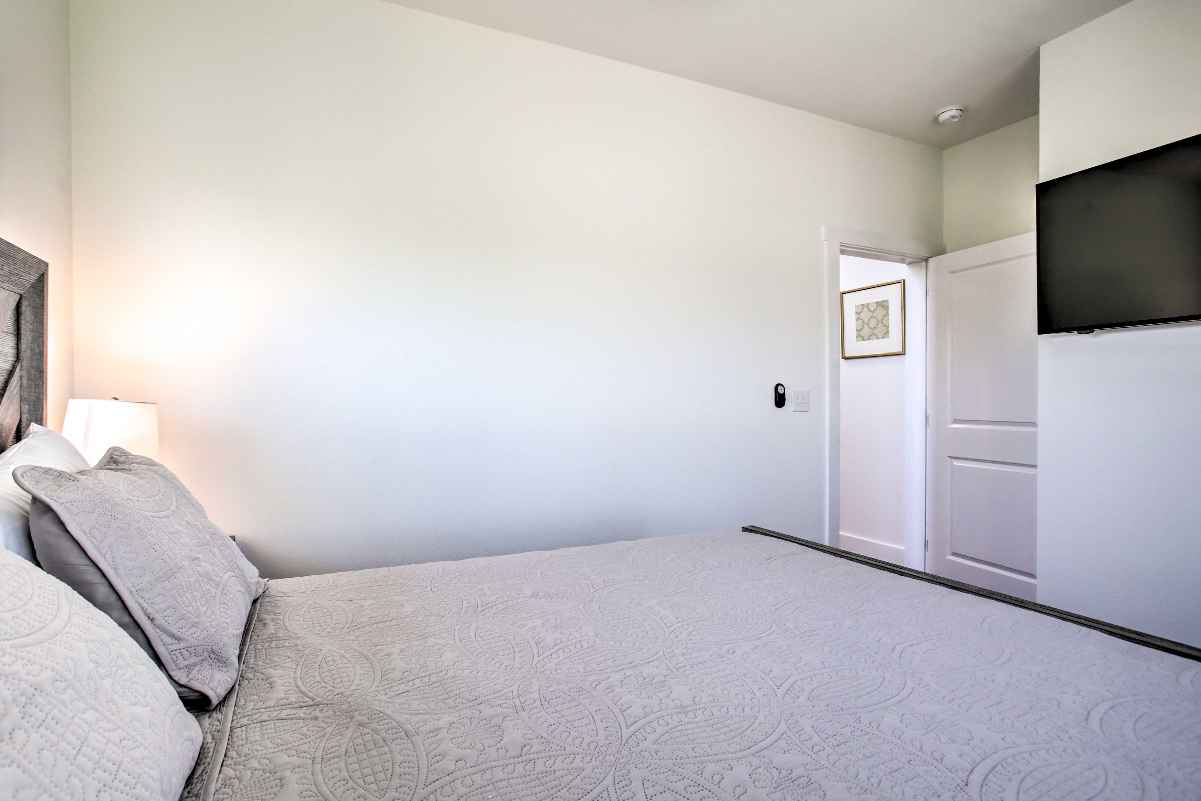 Bedroom 4 | Smart TV w/ Cable