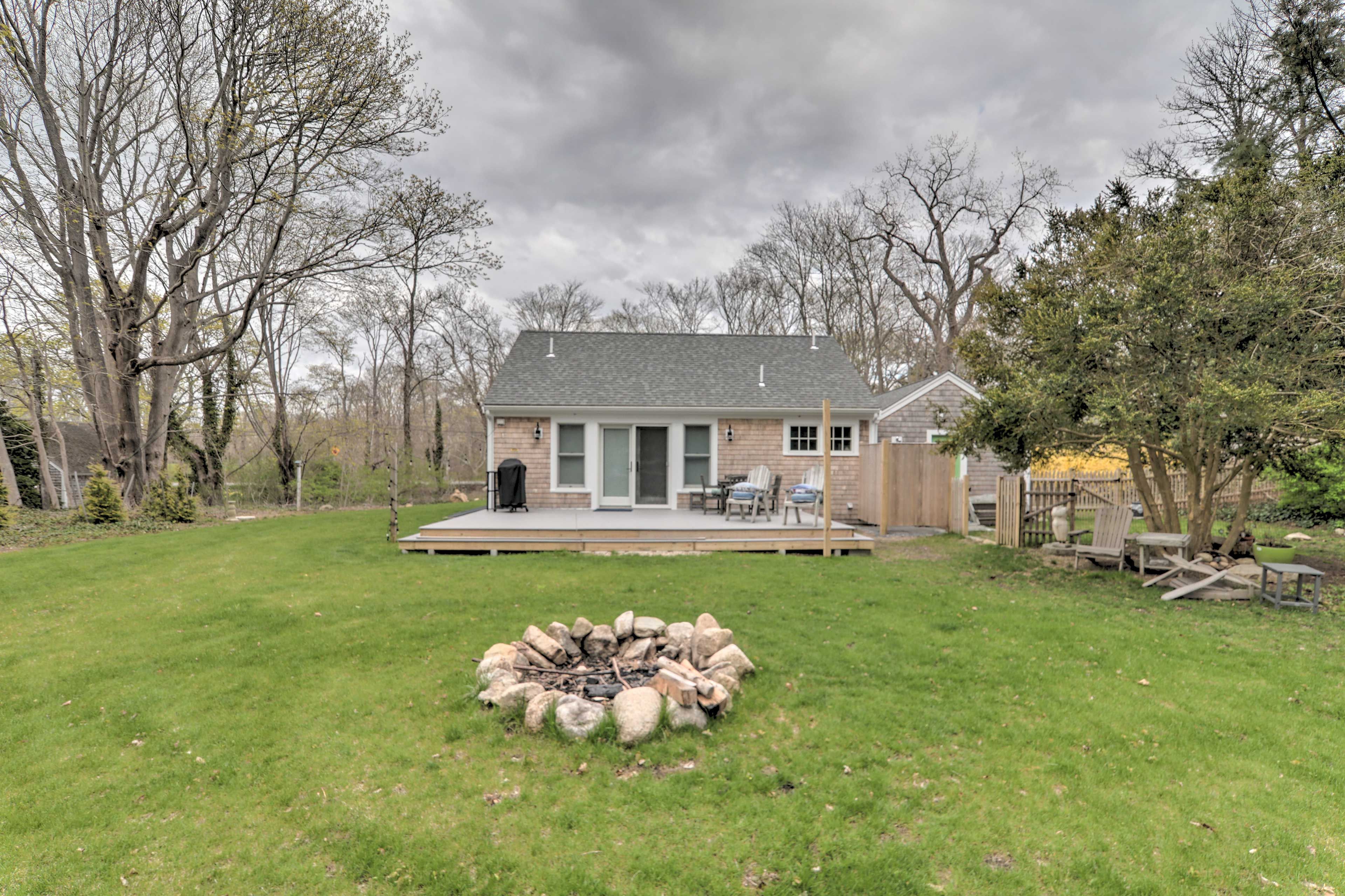 Private Backyard | Deck | Grill | Fire Pit | Outdoor Shower