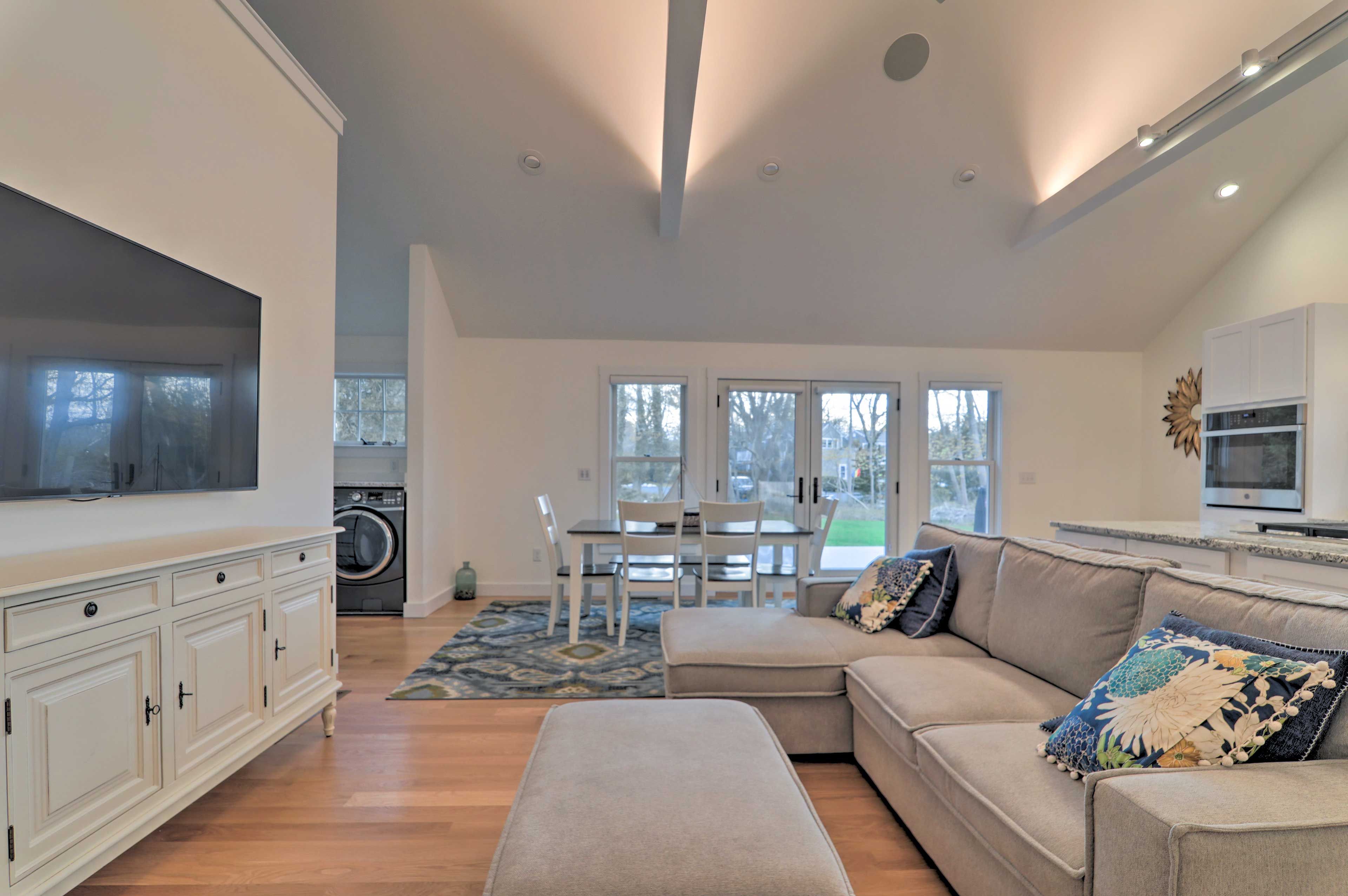 Living Area | Smart TV w/ Cable | DVD Player | Board Games | Books