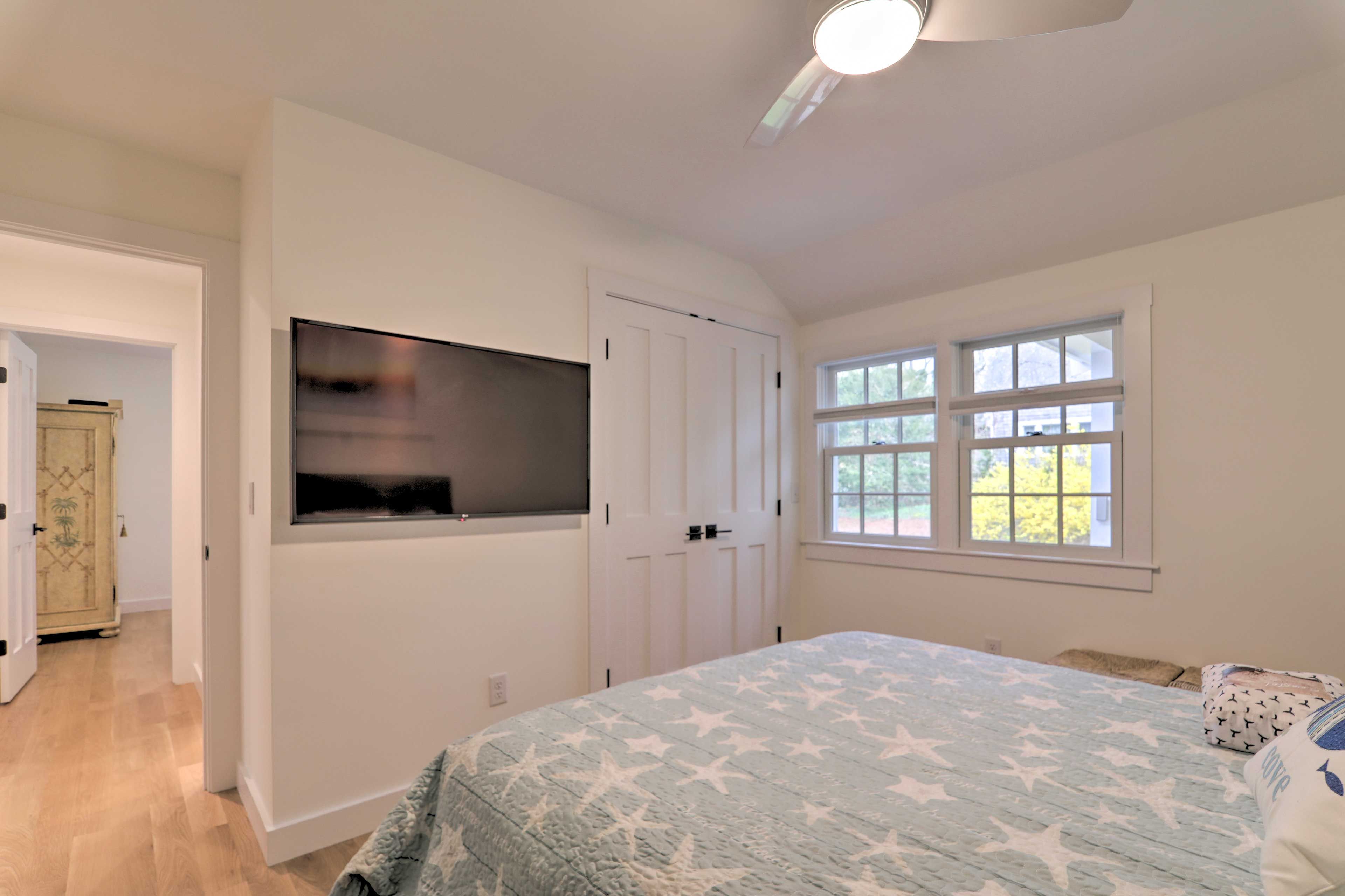 Bedroom 1 | Smart TV w/ Cable