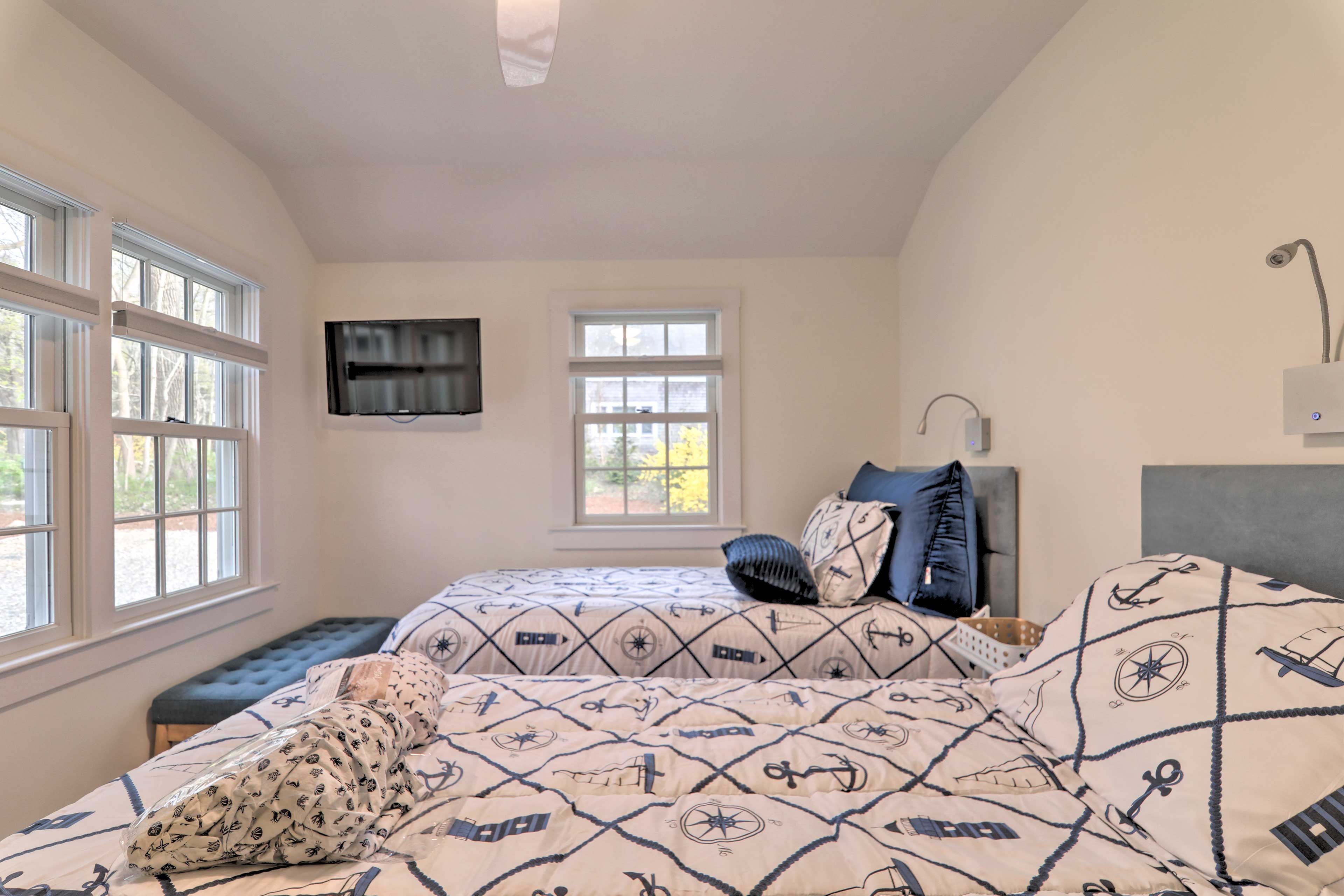 Bedroom 2 | Smart TV w/ Cable