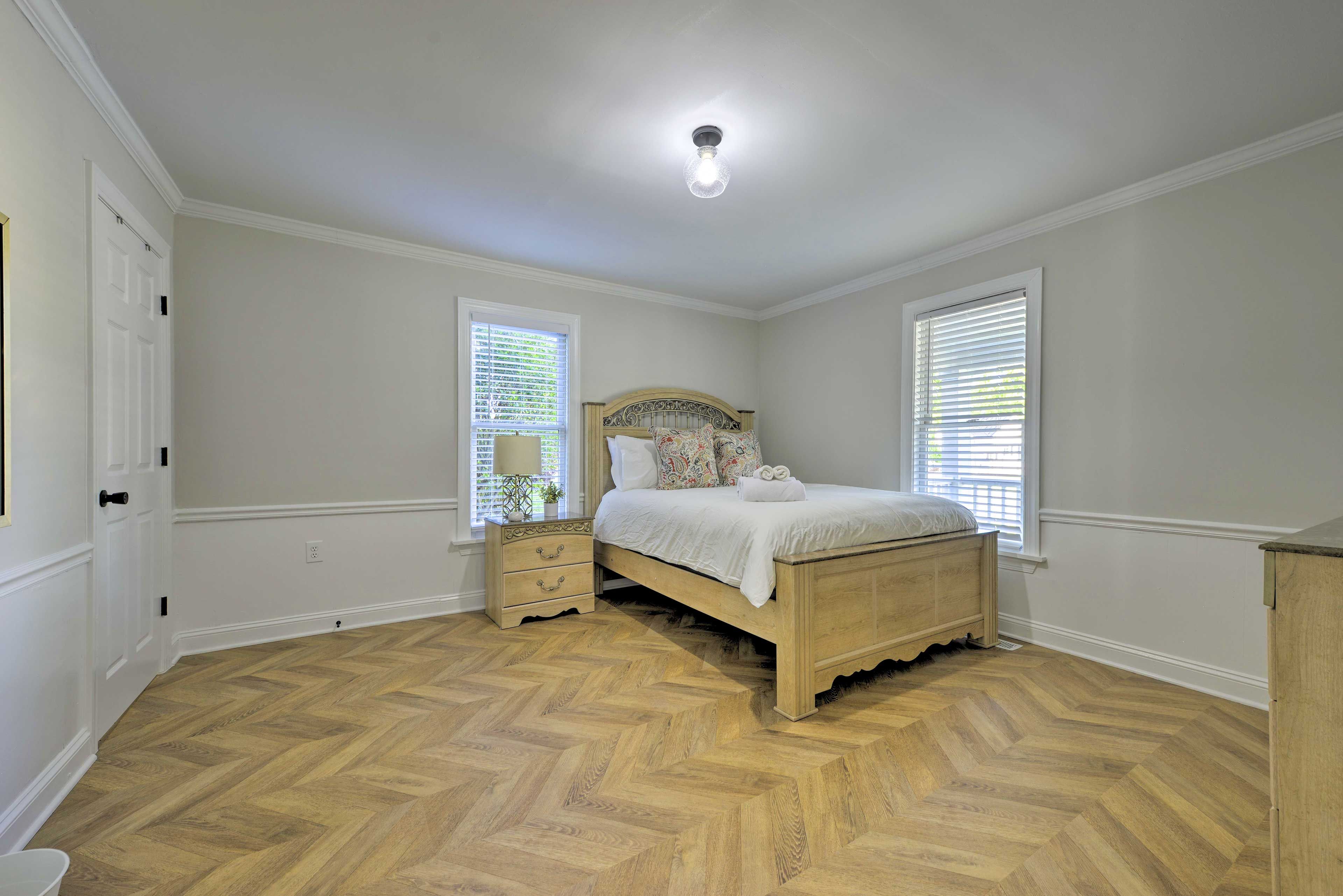 Bedroom 1 | Queen Bed