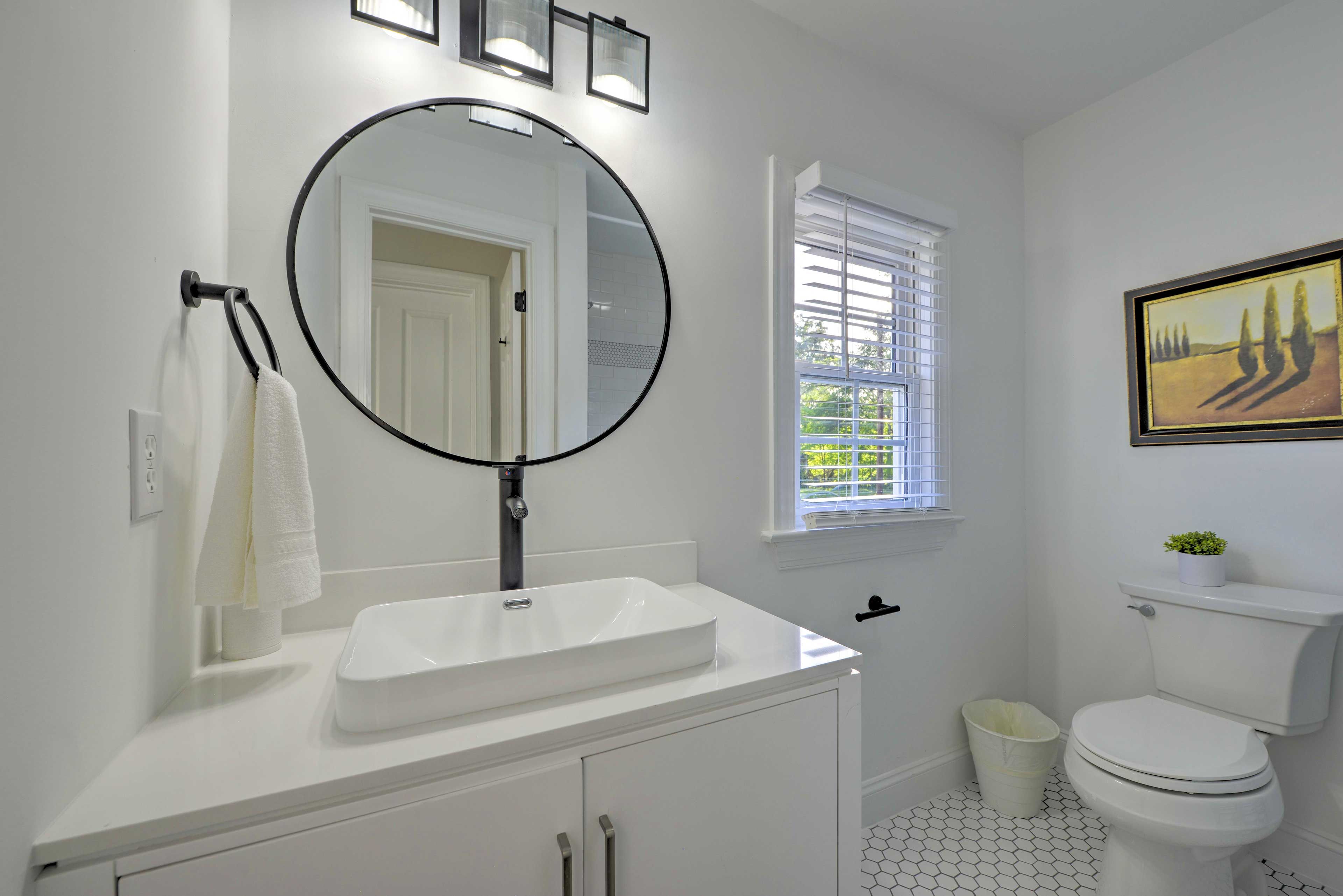 Full Bathroom | Complimentary Toiletries