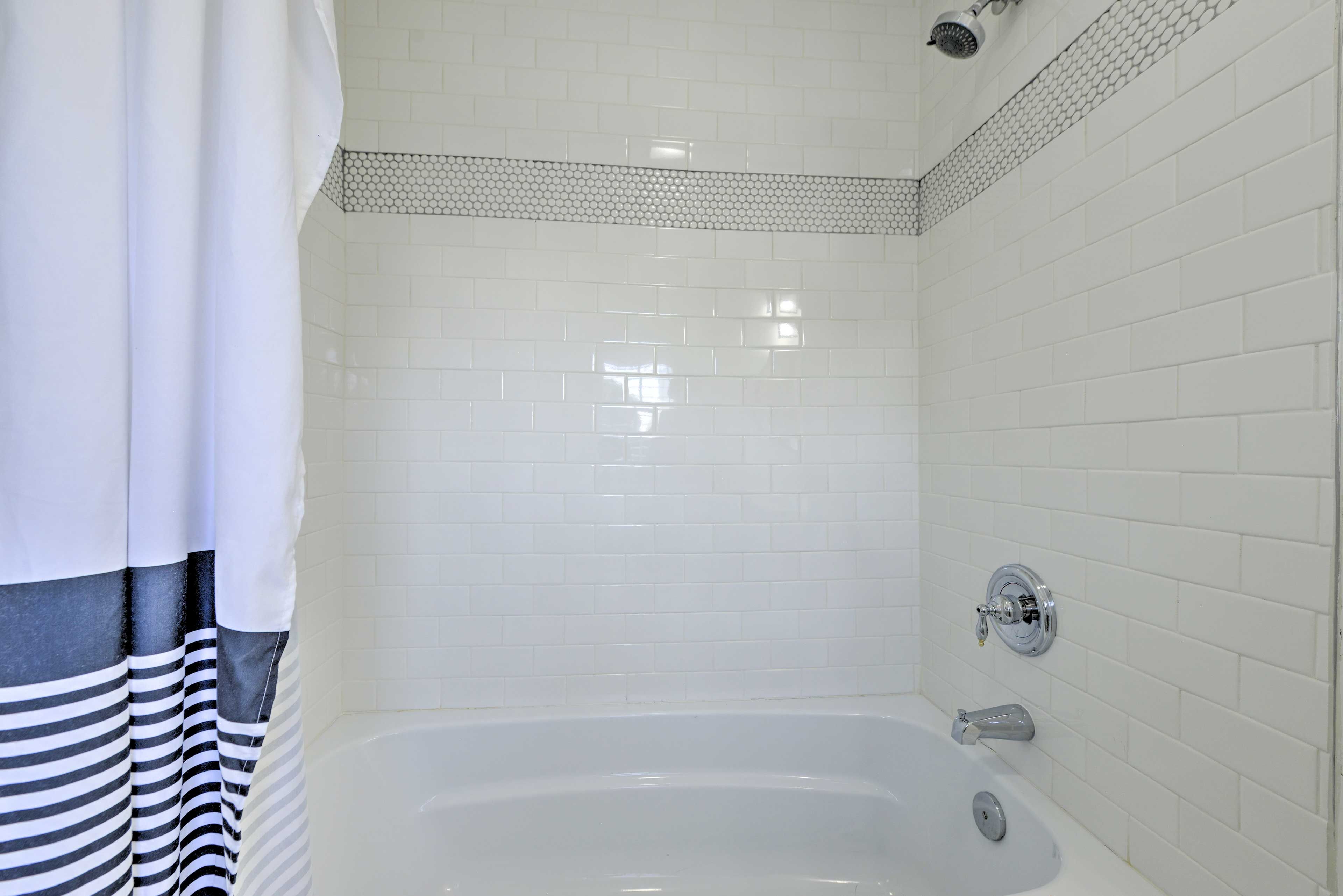 Full Bathroom | Towels Provided
