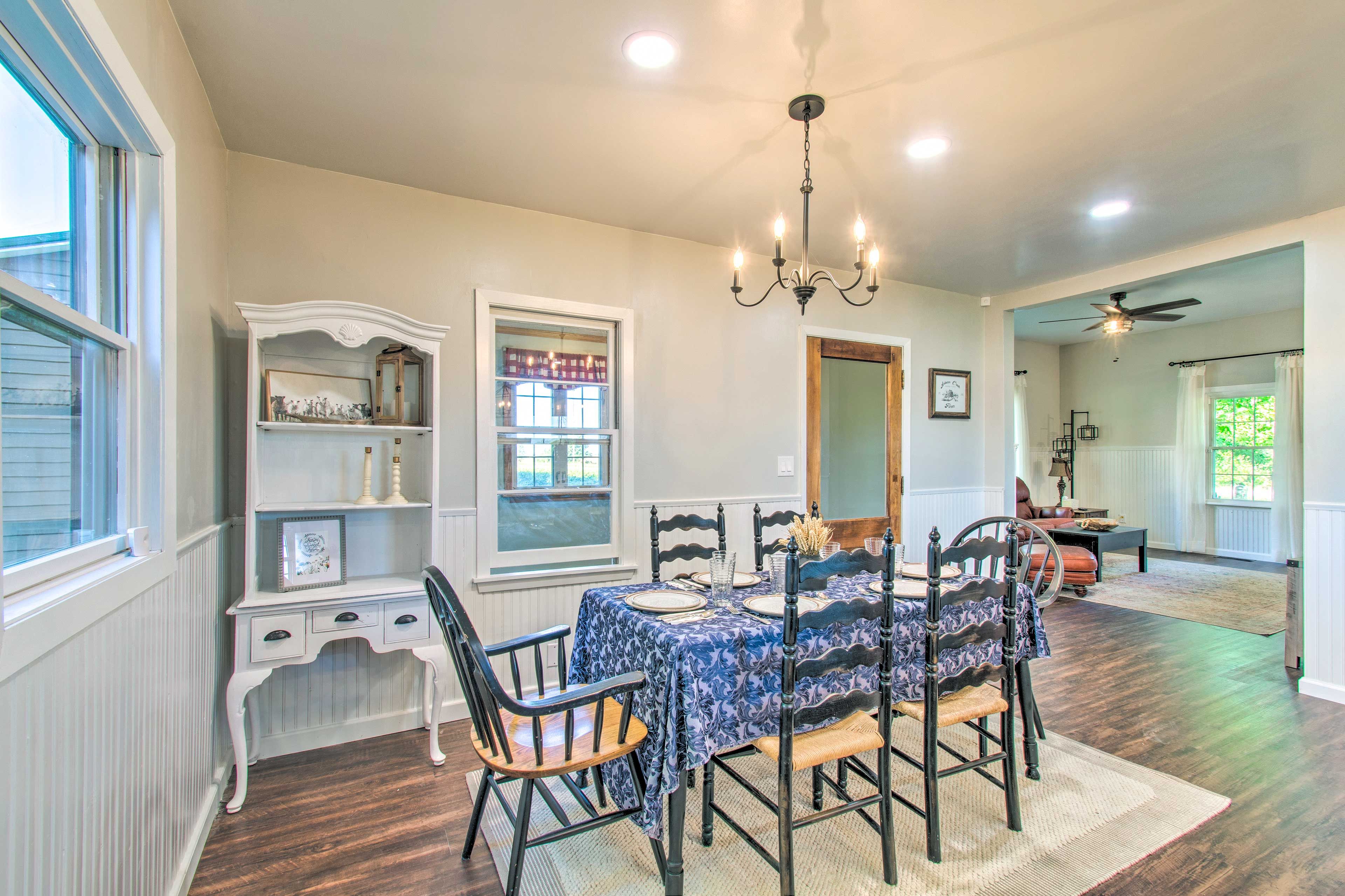 Dining Area | Dishware/Flatware Provided