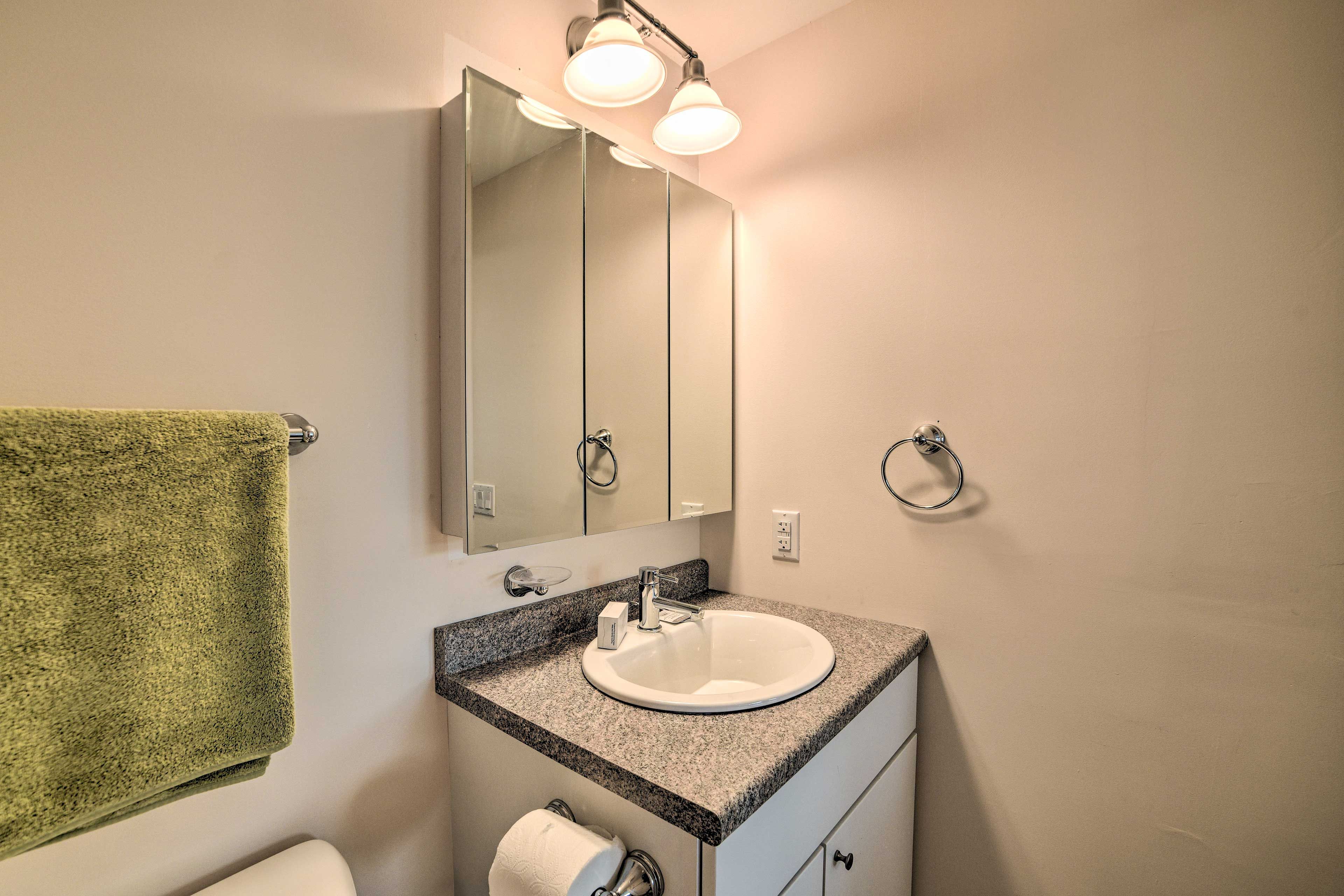 Full Bathroom | Towels Provided | Hair Dryer