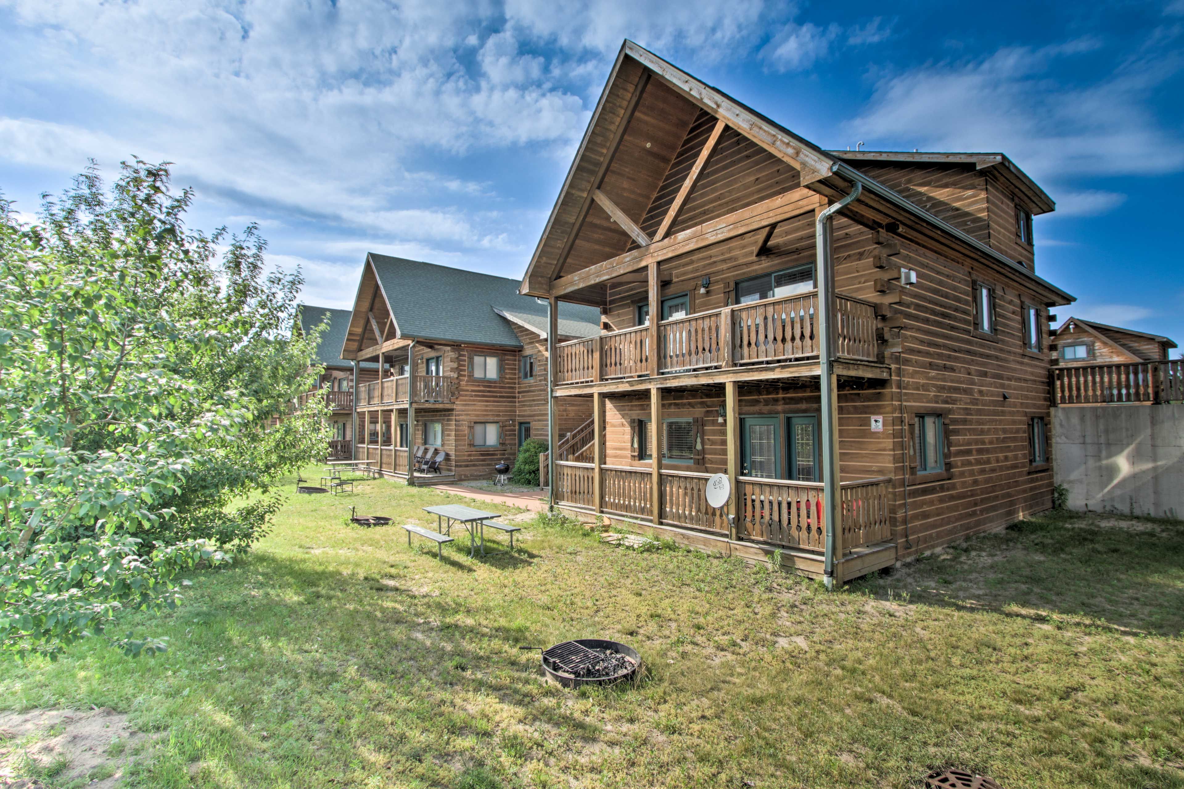 Cabin Exterior | Shared Yard