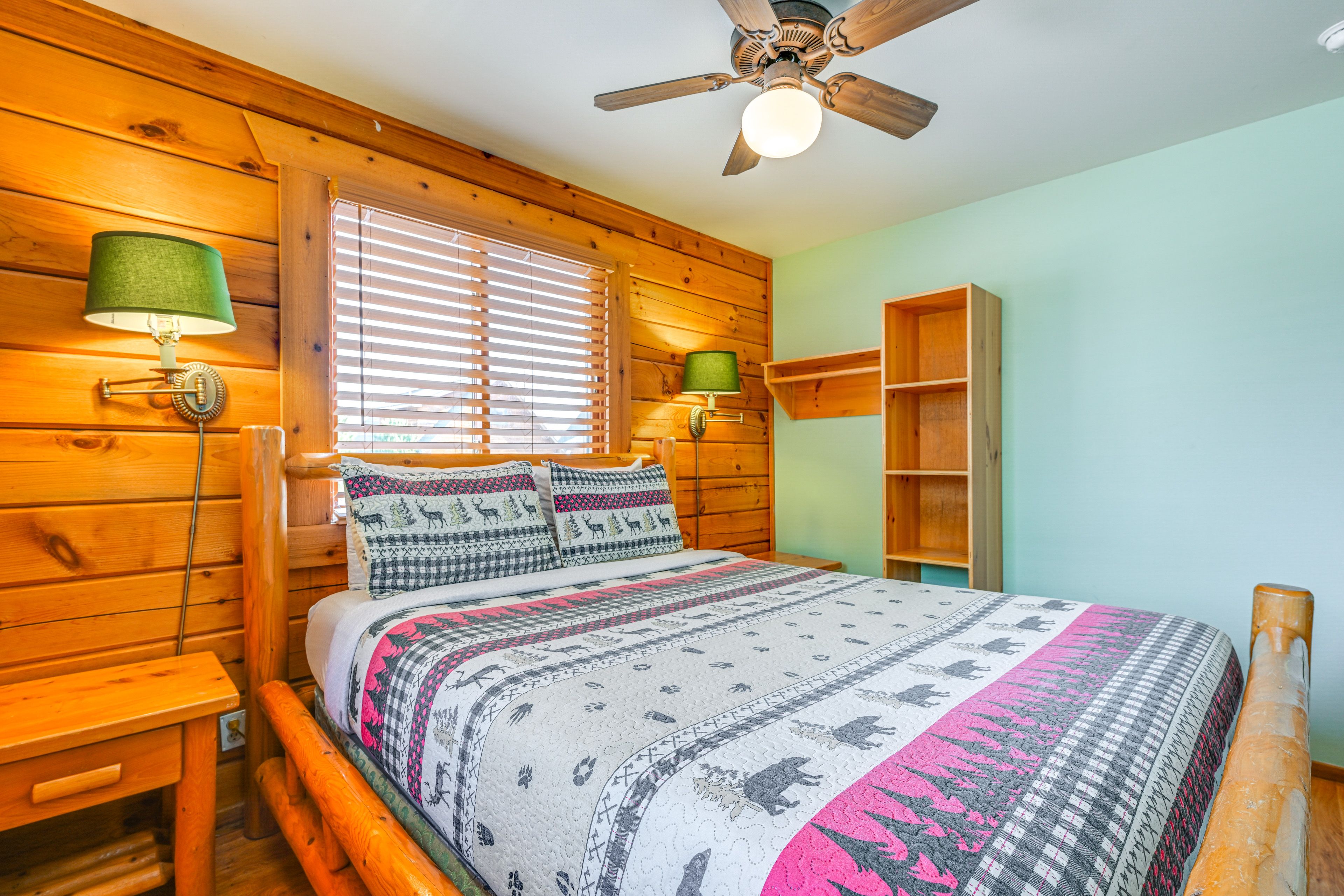 Bedroom 1 | Queen Bed | Linens Provided | 1st Floor