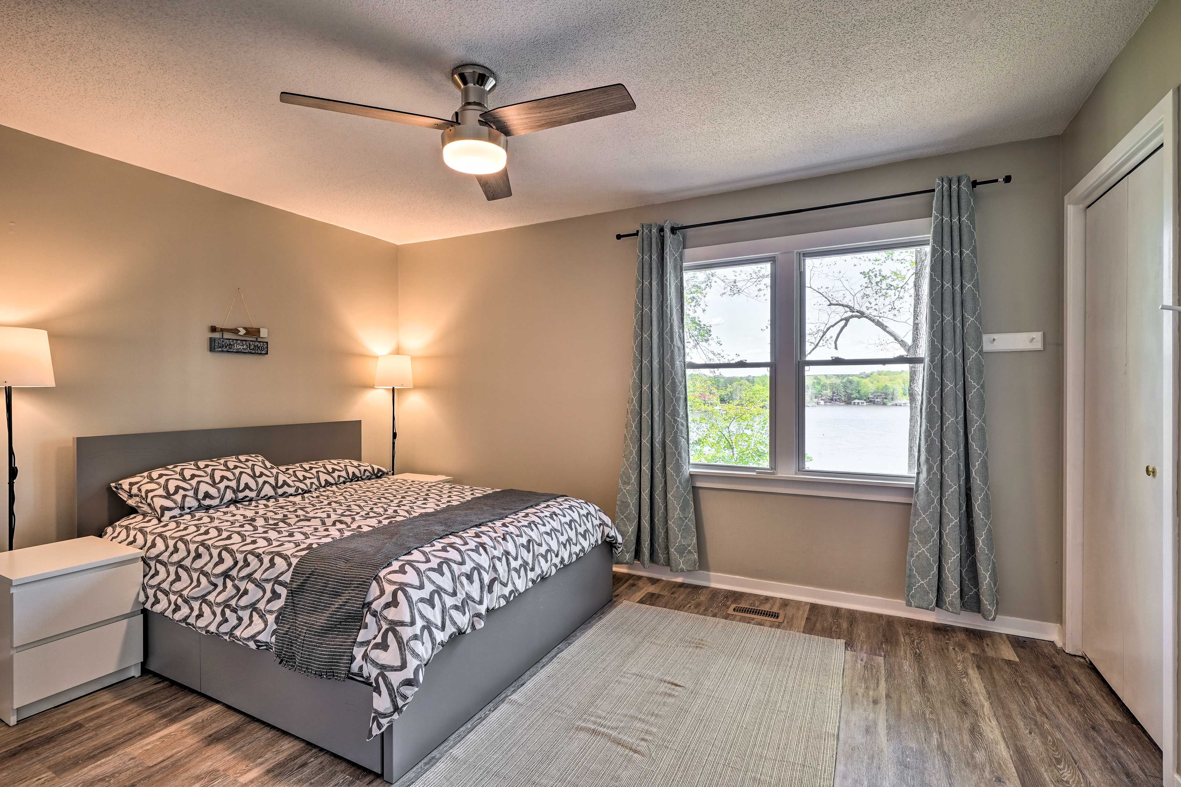 Bedroom 1 | Queen Bed | 1st Floor