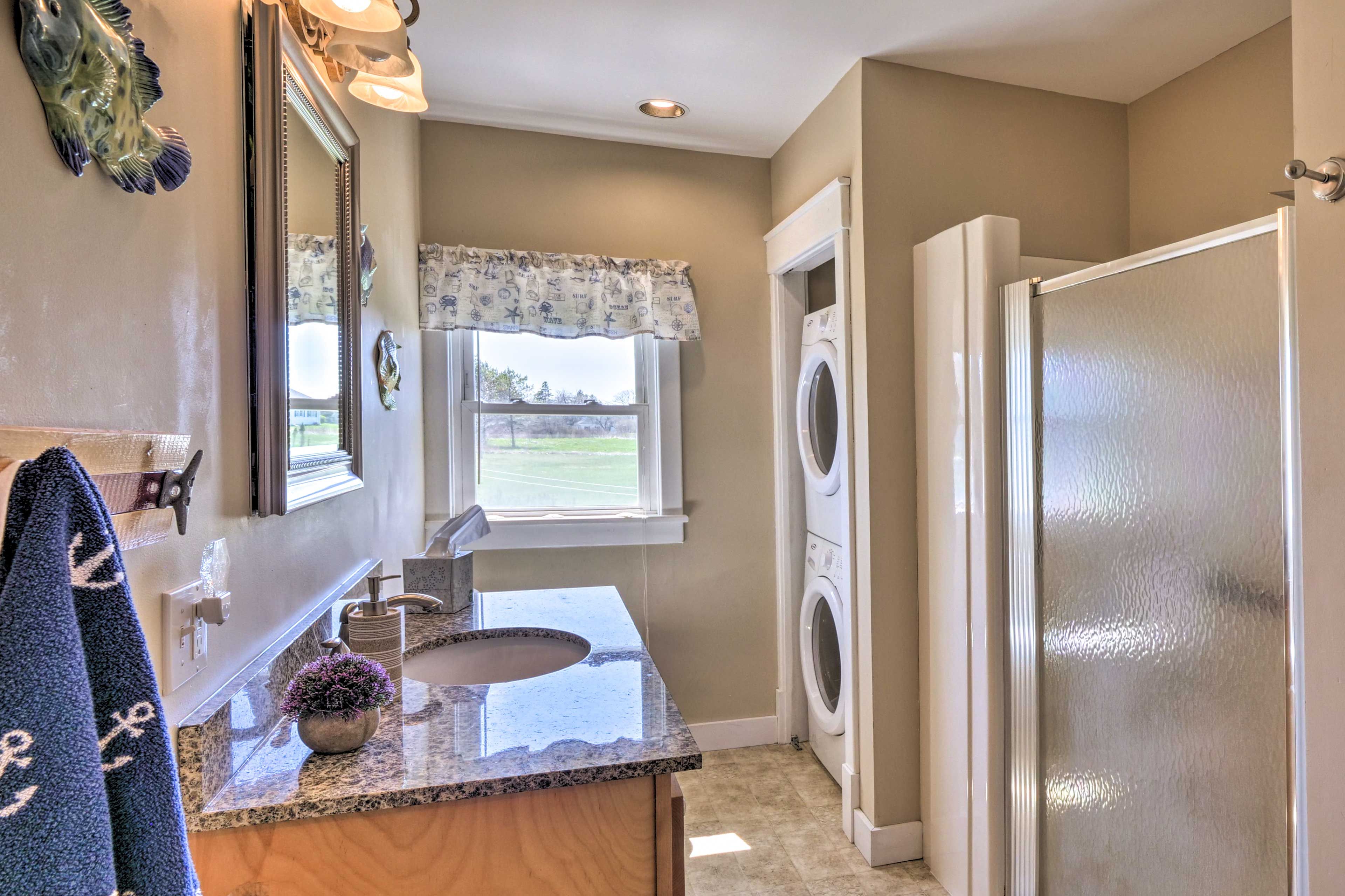Full Bathroom | Washer/Dryer | Iron/Board