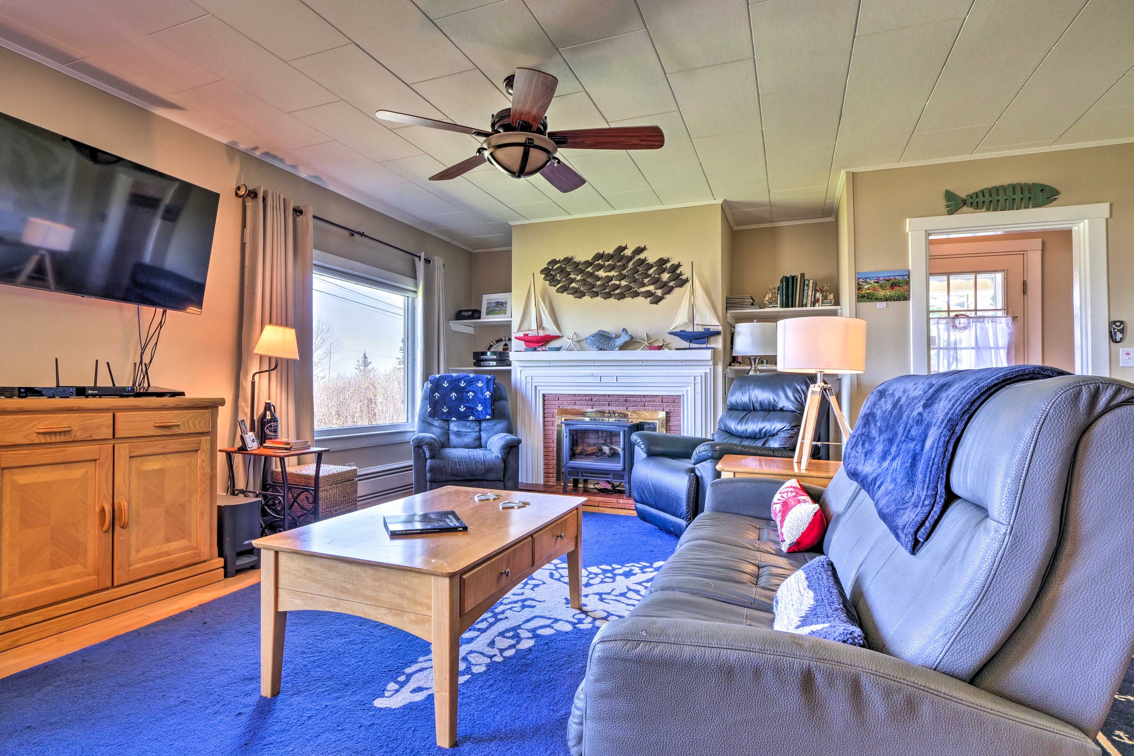 Living Area | Single-Story Home | Smart TV w/ Cable | Internet Access