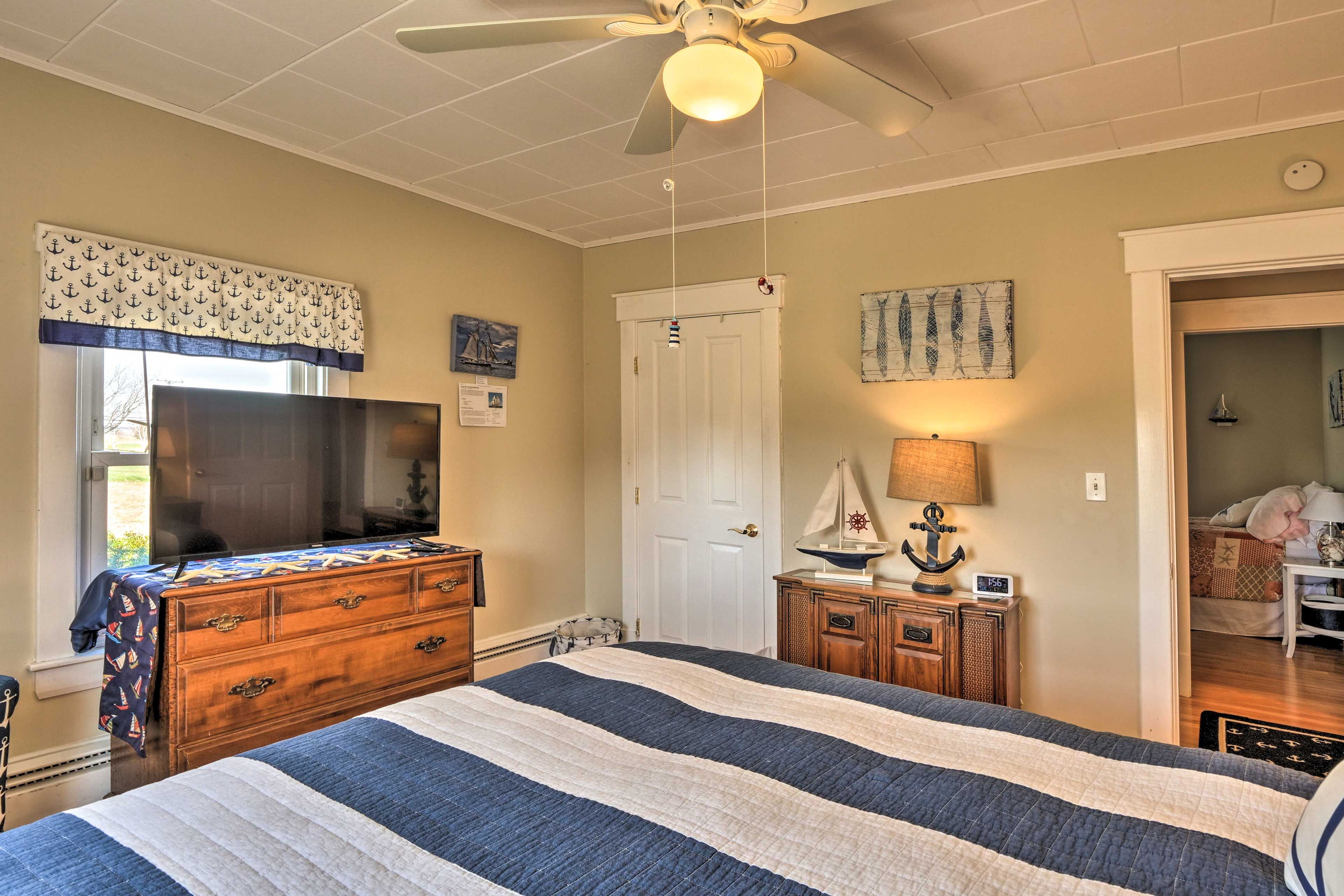 Bedroom 2 | Smart TV w/ Cable
