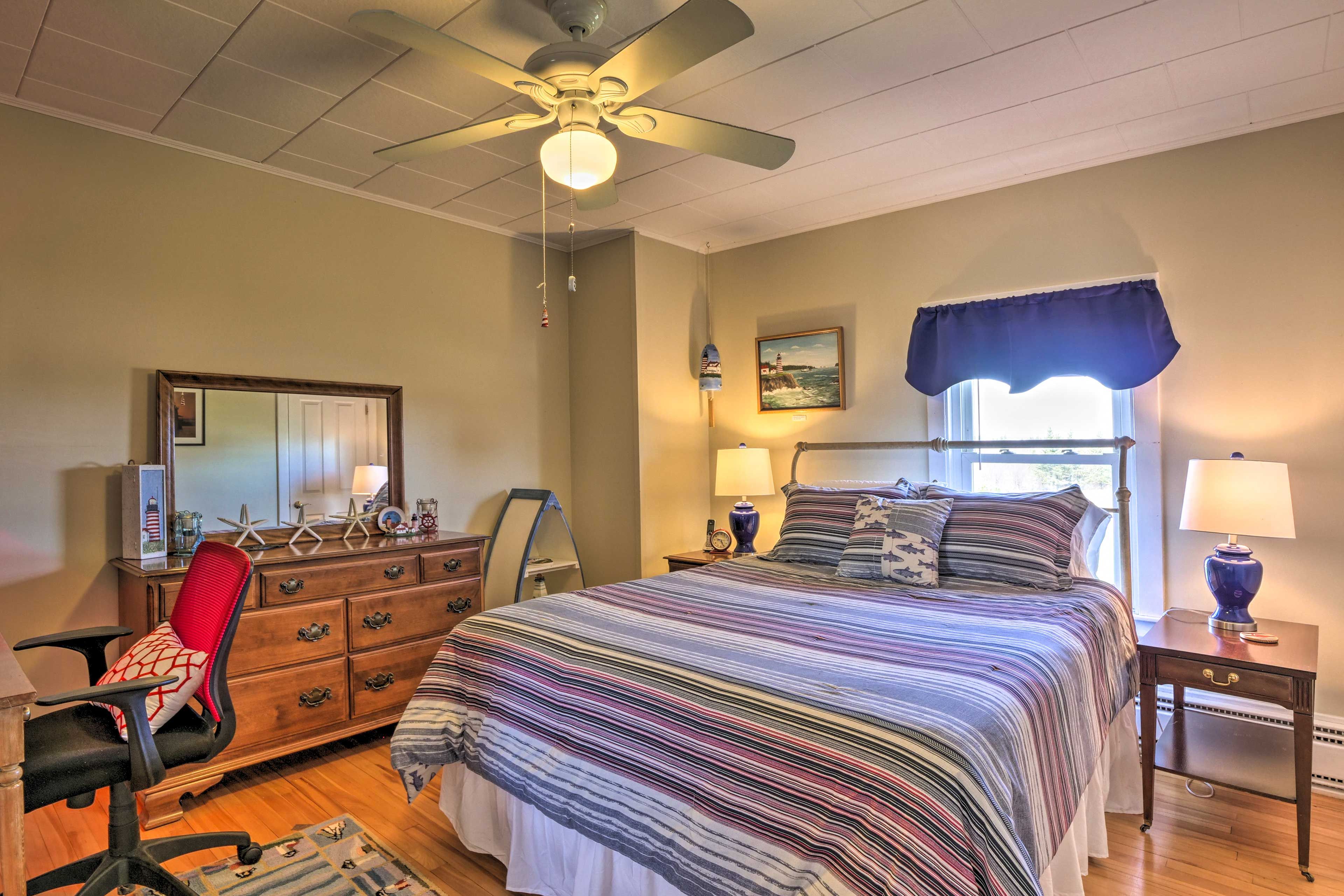 Bedroom 1 | Queen Bed