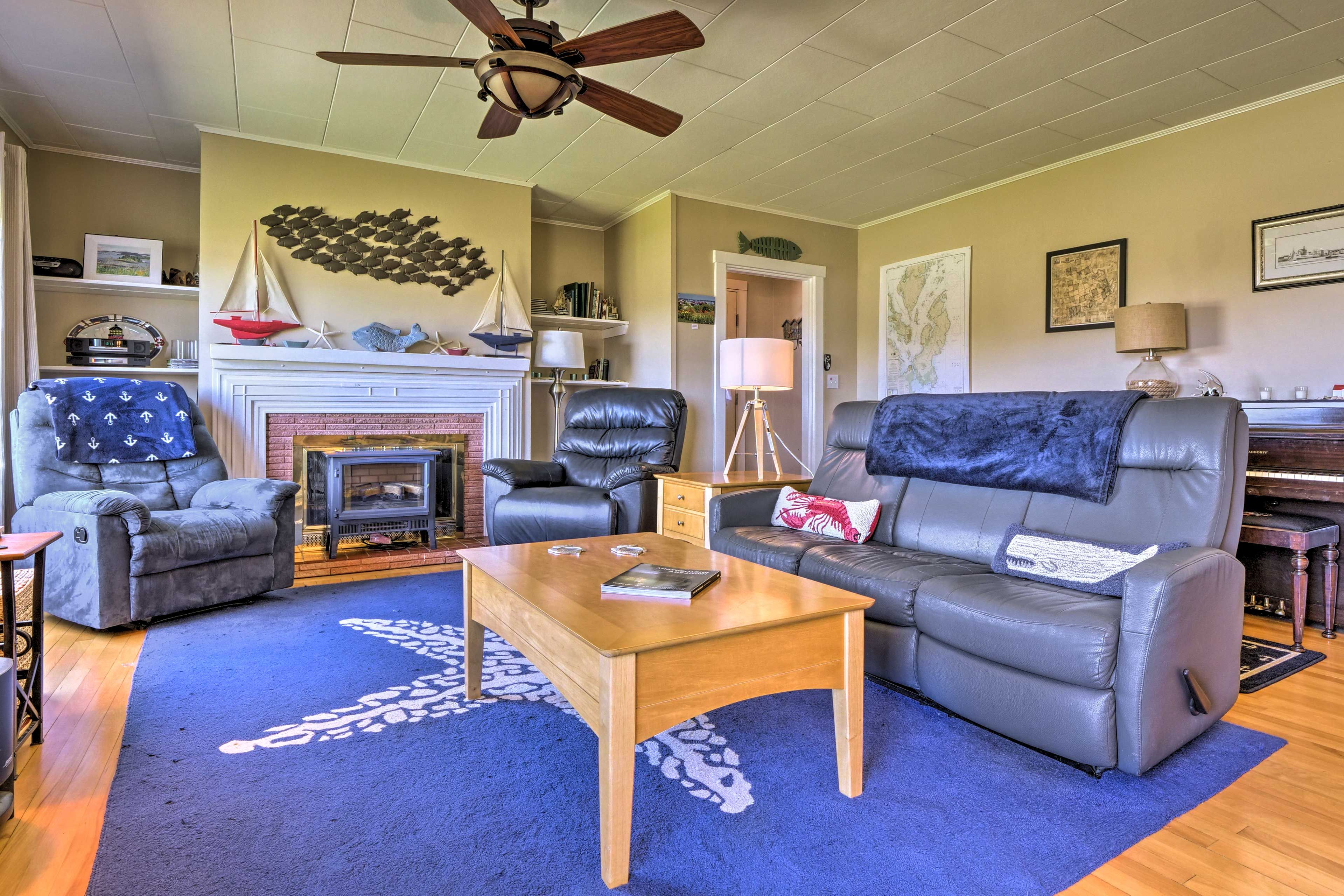 Living Area | Gas Fireplace | Central Heating | Ceiling Fans