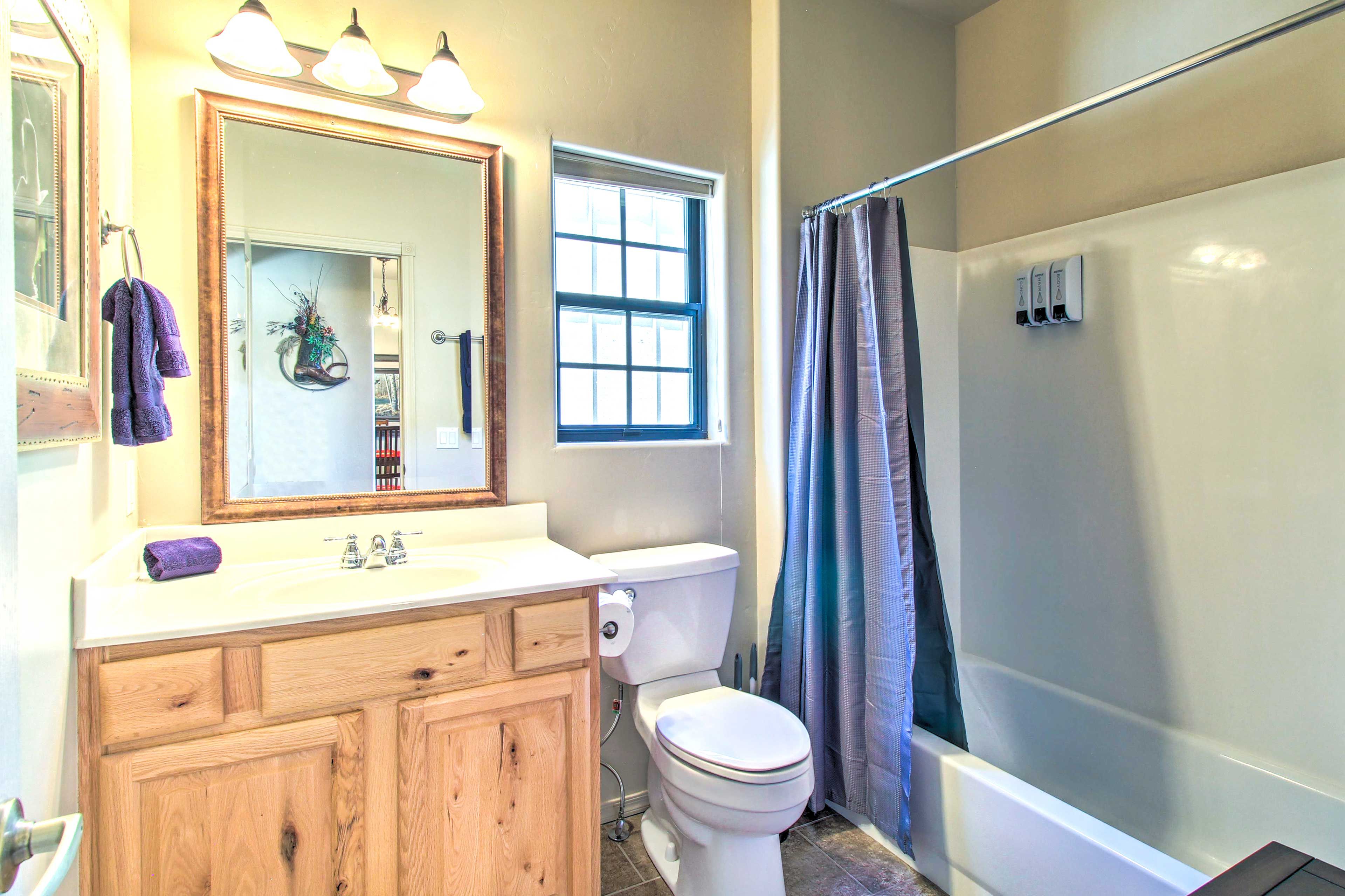 Full Bathroom | Towels Provided | Complimentary Toiletries