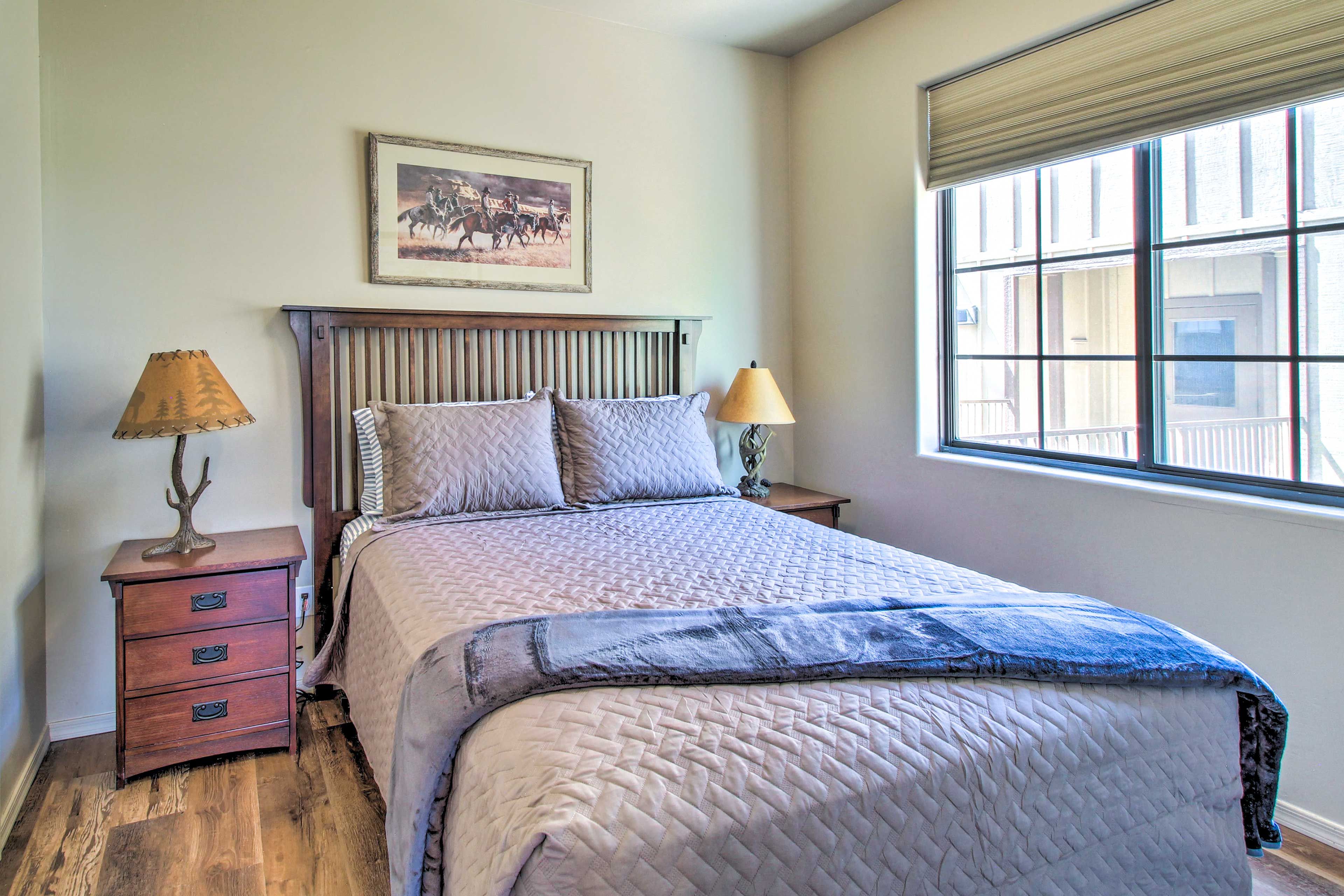 Bedroom 1 | Queen Bed