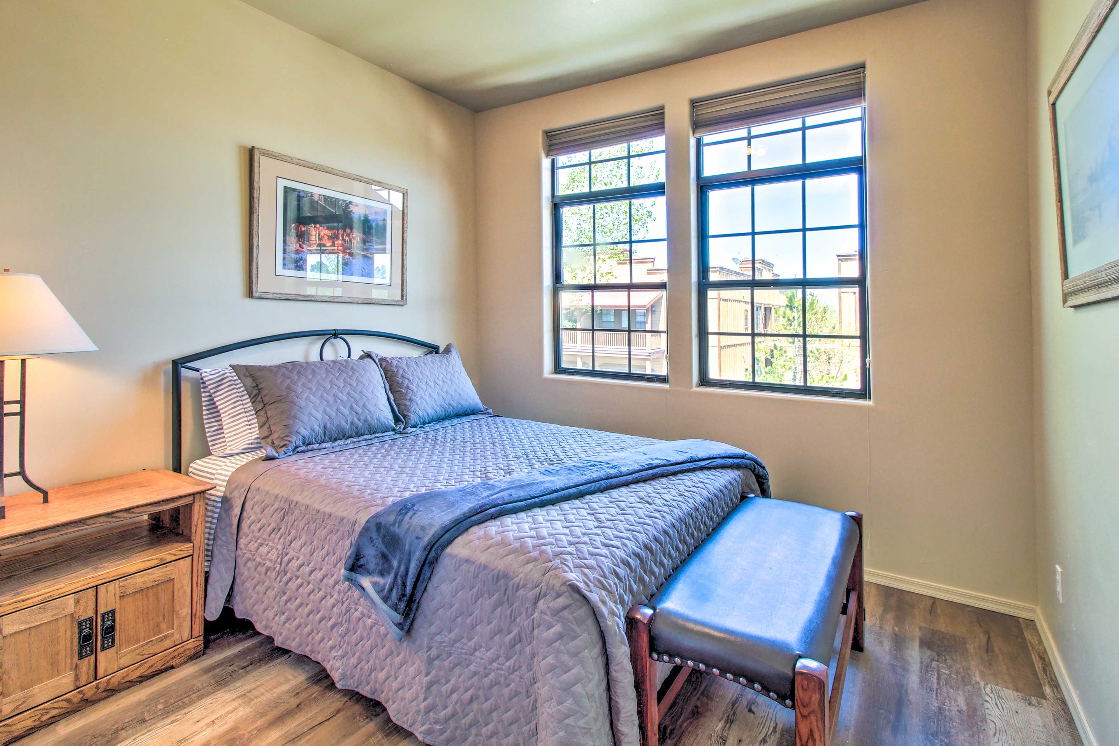 Bedroom 2 | Queen Bed