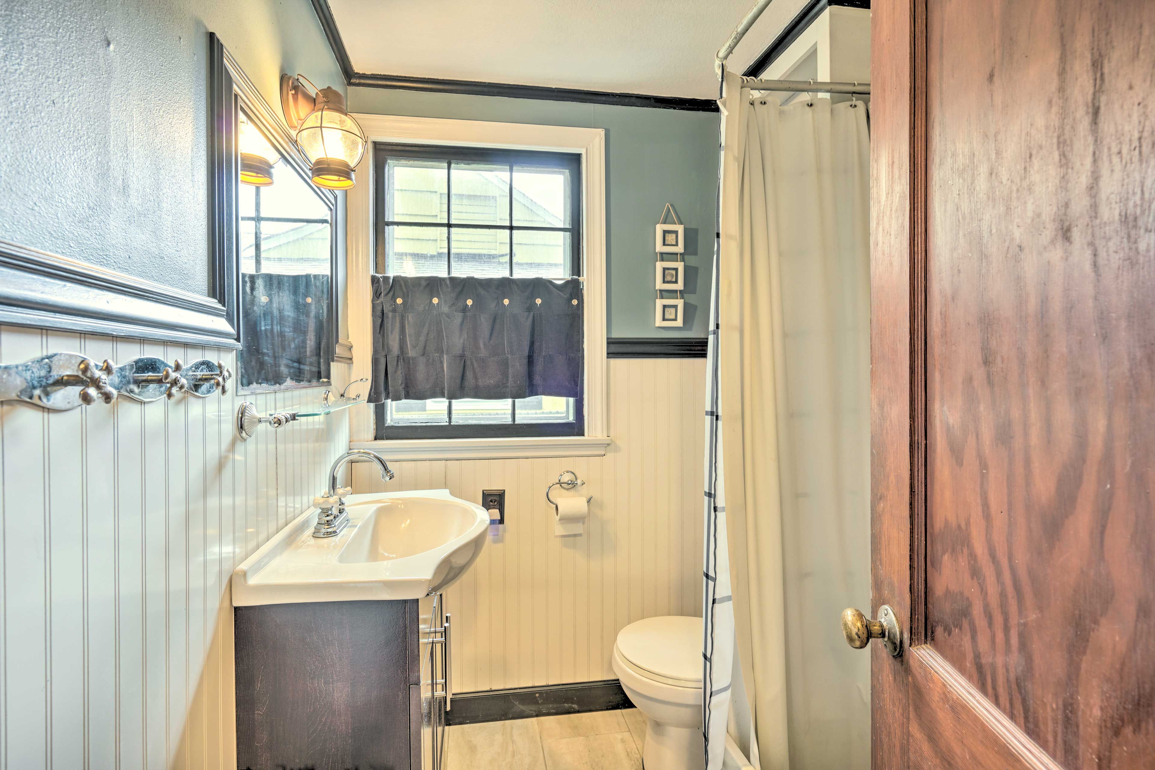 Full Bathroom | Linens & Towels | Complimentary Toiletries | Hair Dryer