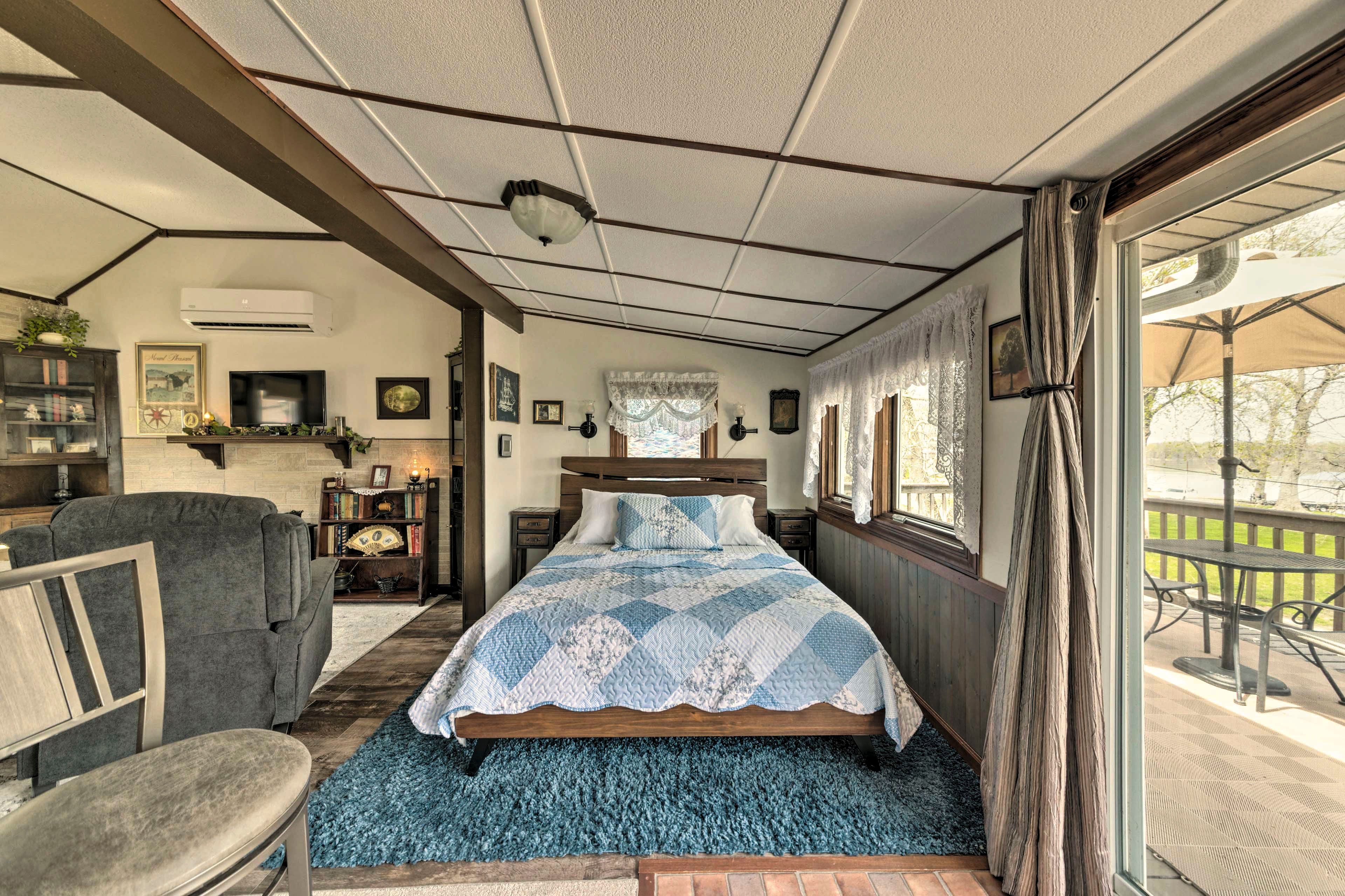 Studio | Queen Bed