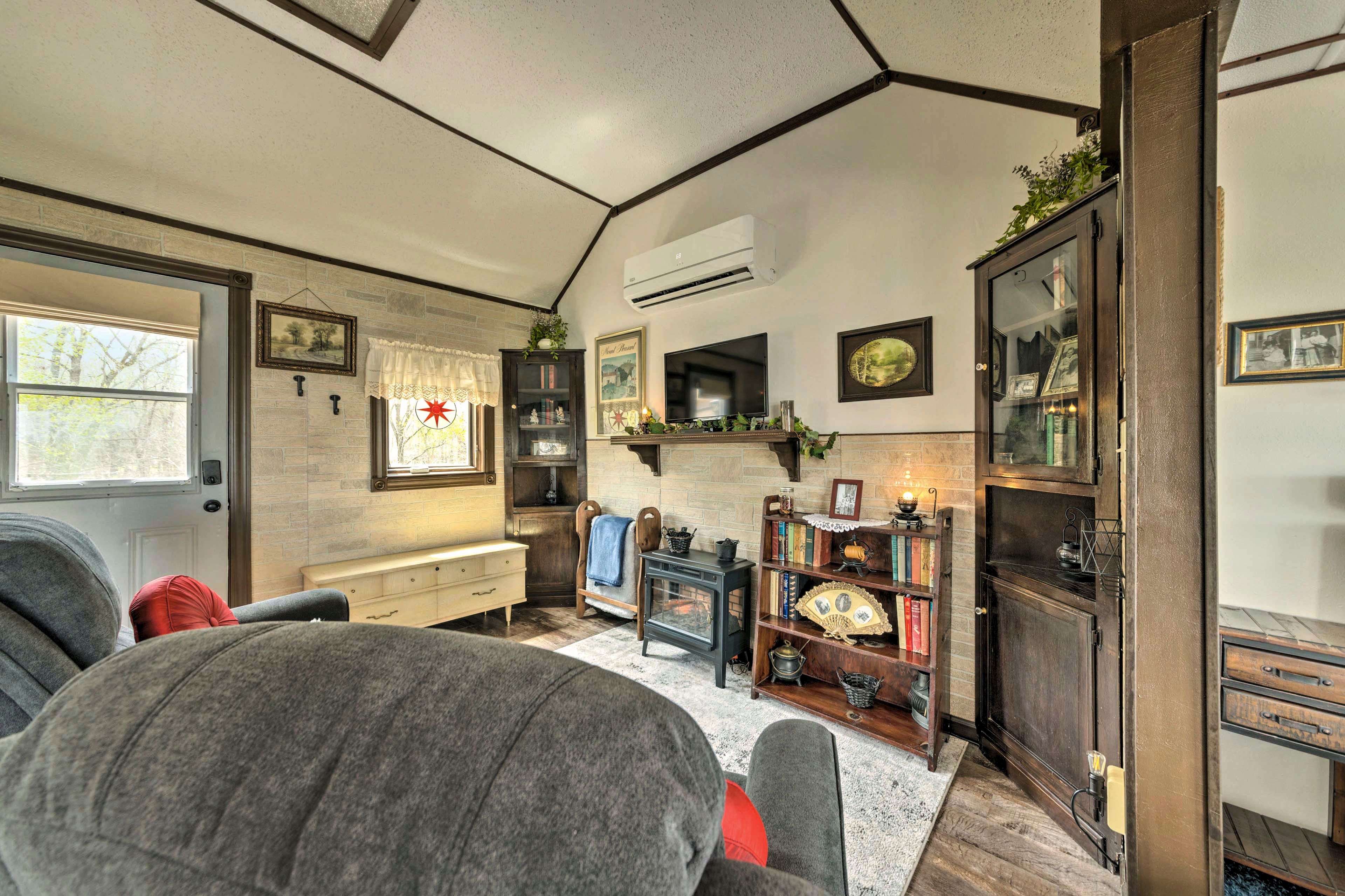 Living Area | Smart TV w/ Cable | DVD Player