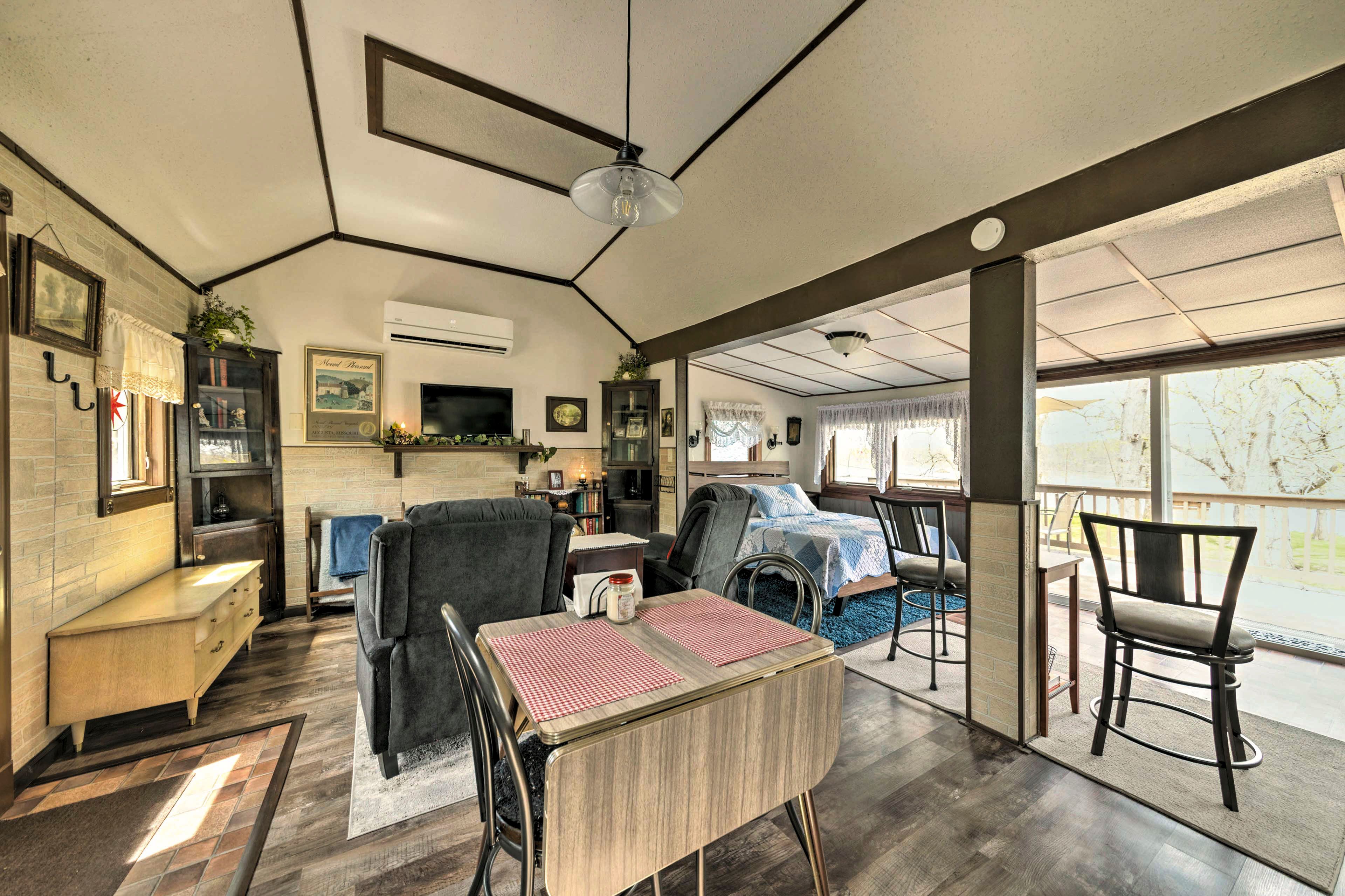 Dining Area | Dishware/Flatware